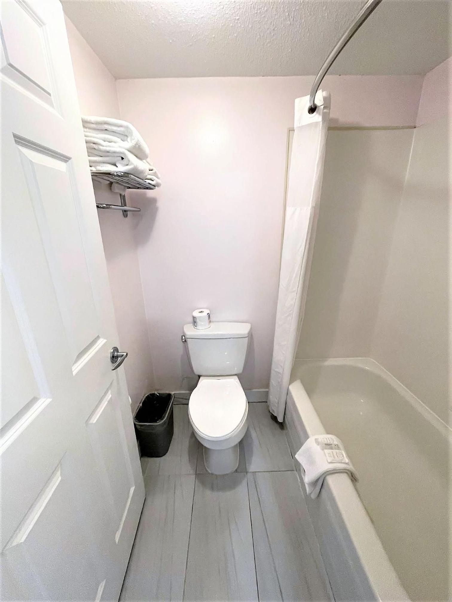 Queen Room - Non-Smoking - Photo 1