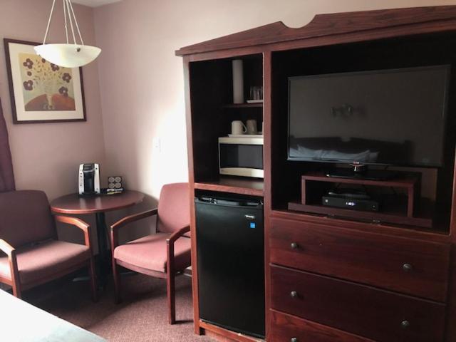 Queen Room with Two Queen Beds - Non-Smoking - Photo 2