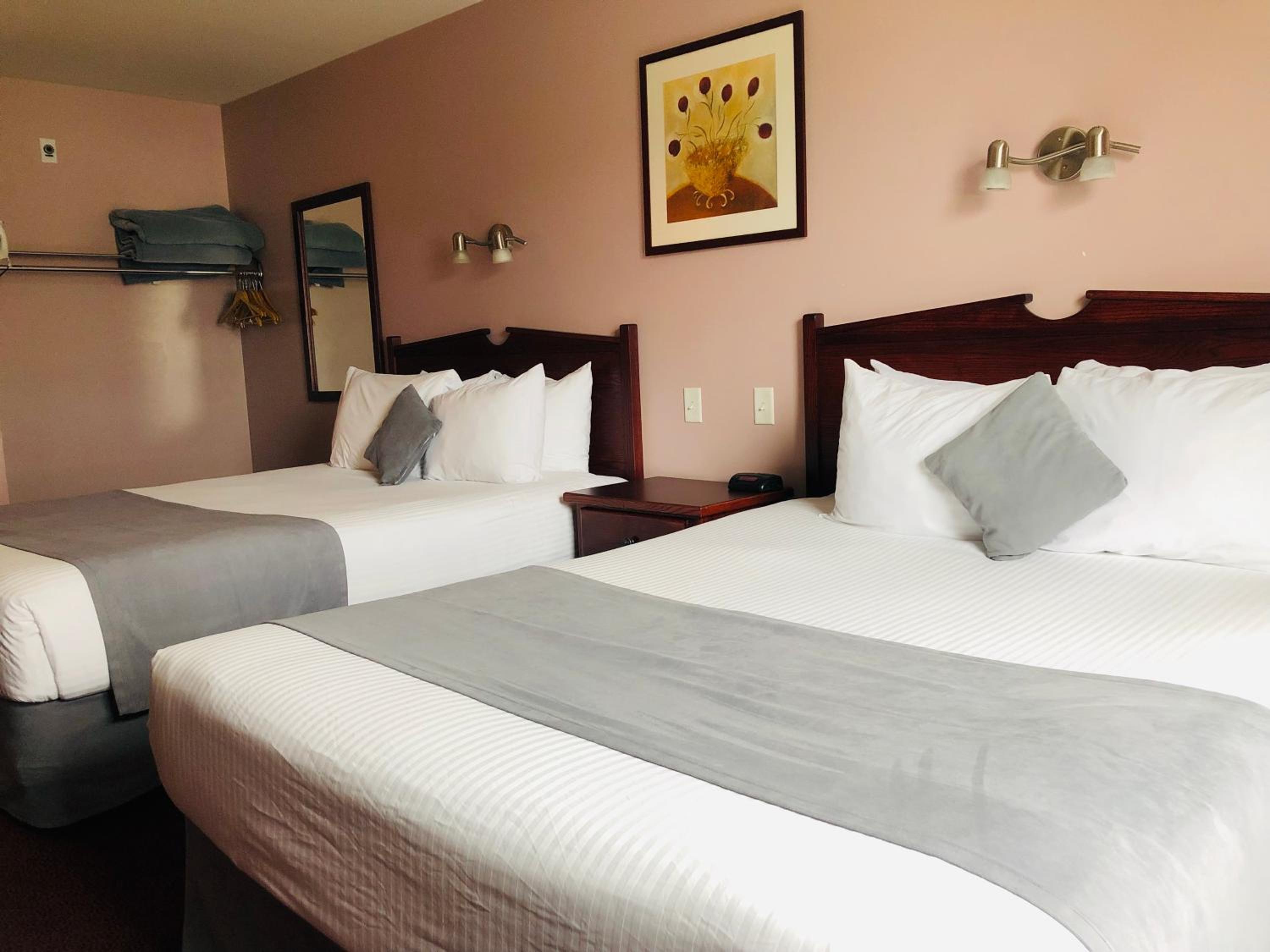 Queen Room with Two Queen Beds - Non-Smoking - Photo 6