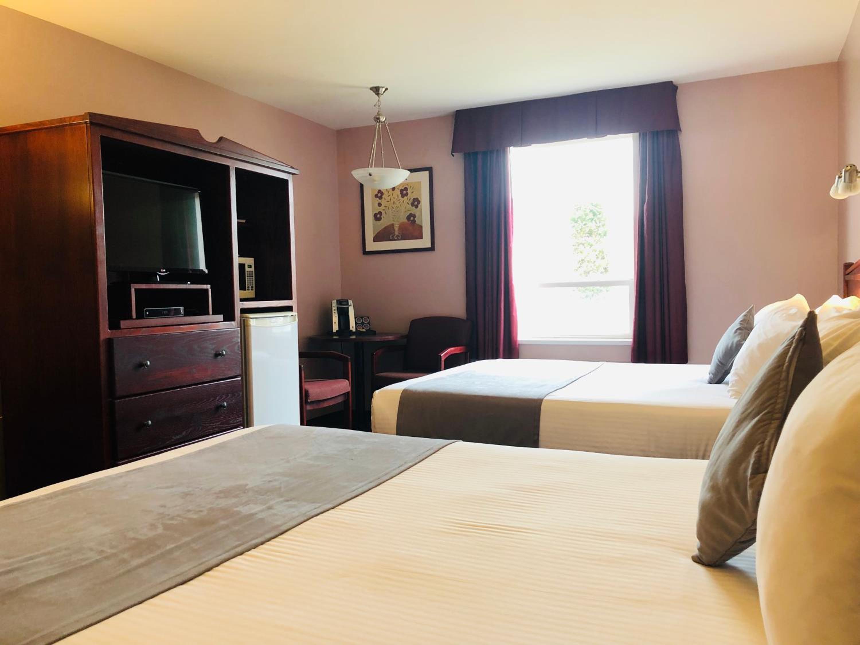 Queen Room with Two Queen Beds - Non-Smoking - Photo 4