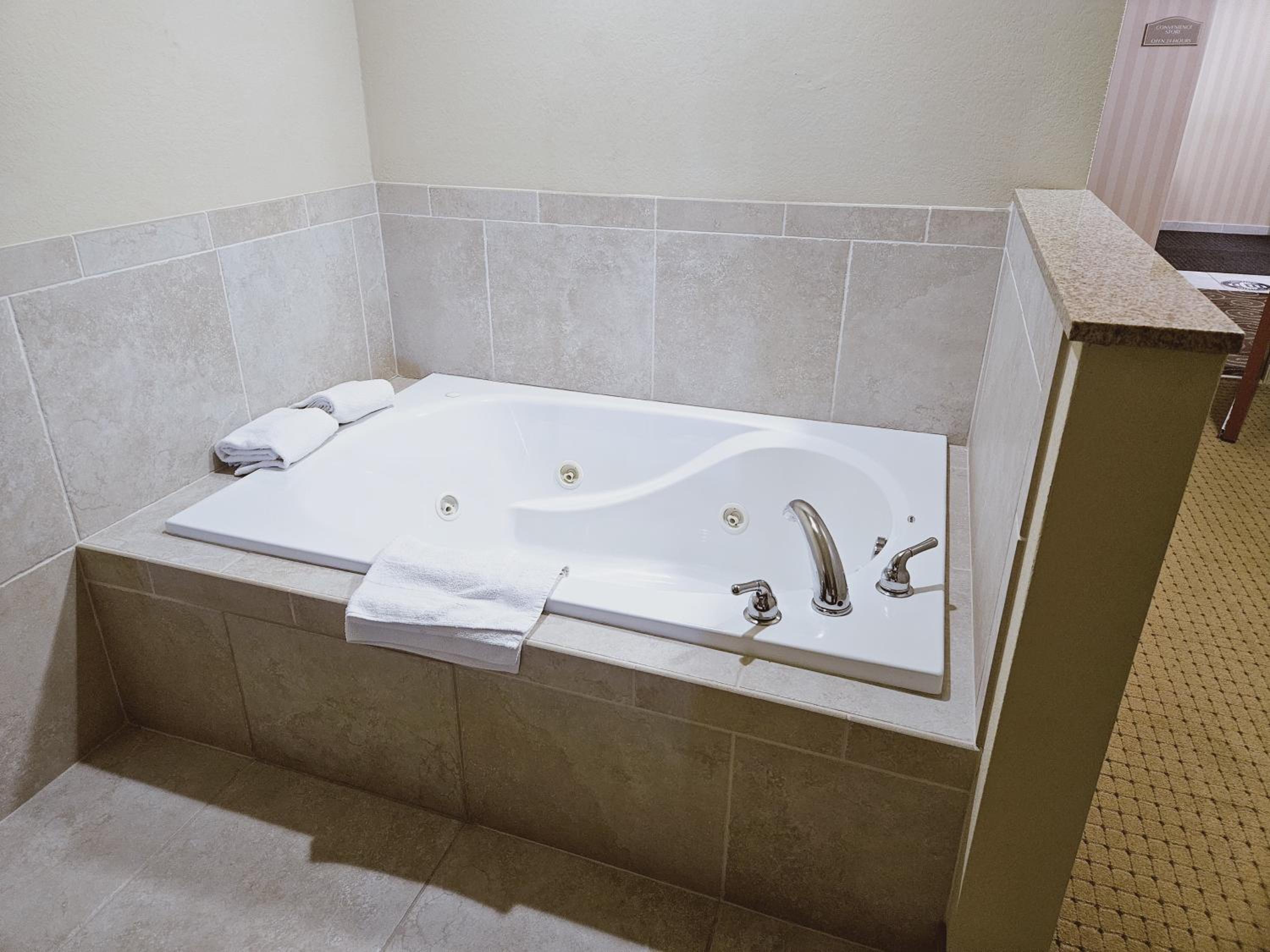 King Suite with Spa Bath - Photo 6