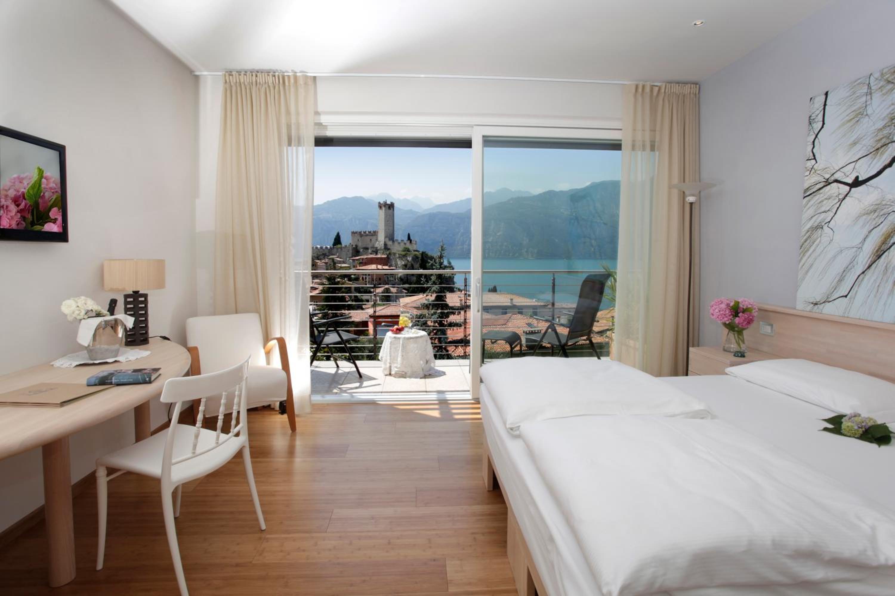 Executive Double with Balcony and Lake View photo 3