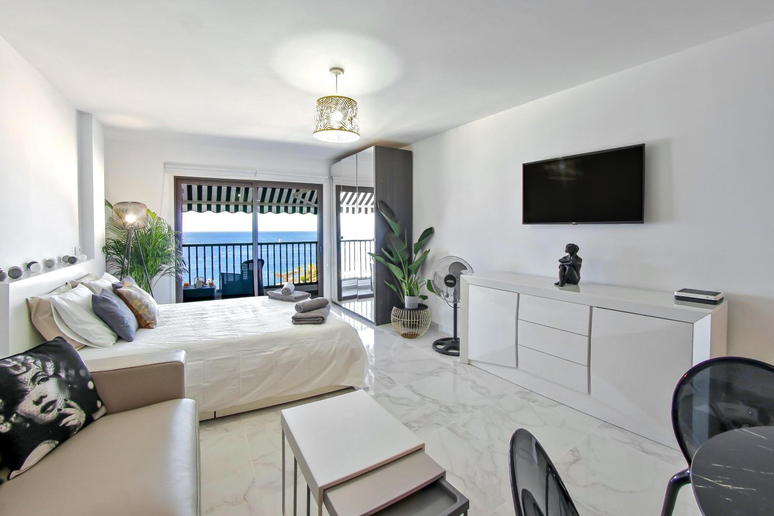 Estudio con vista al mar
