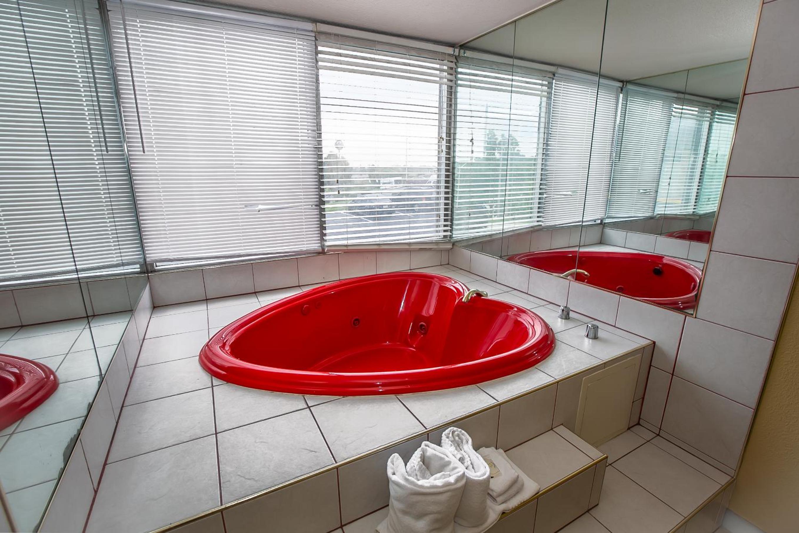 King Room with Sofa Bed and Tub - Non-Smoking - Photo 9