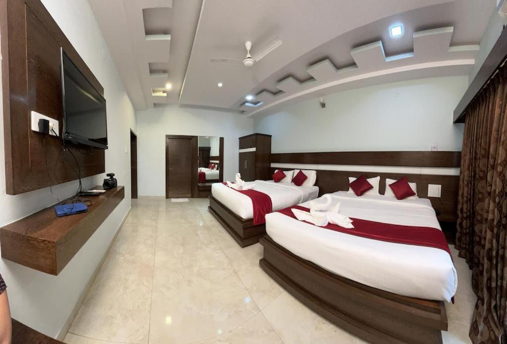 King Room with Two King Beds - Photo 1