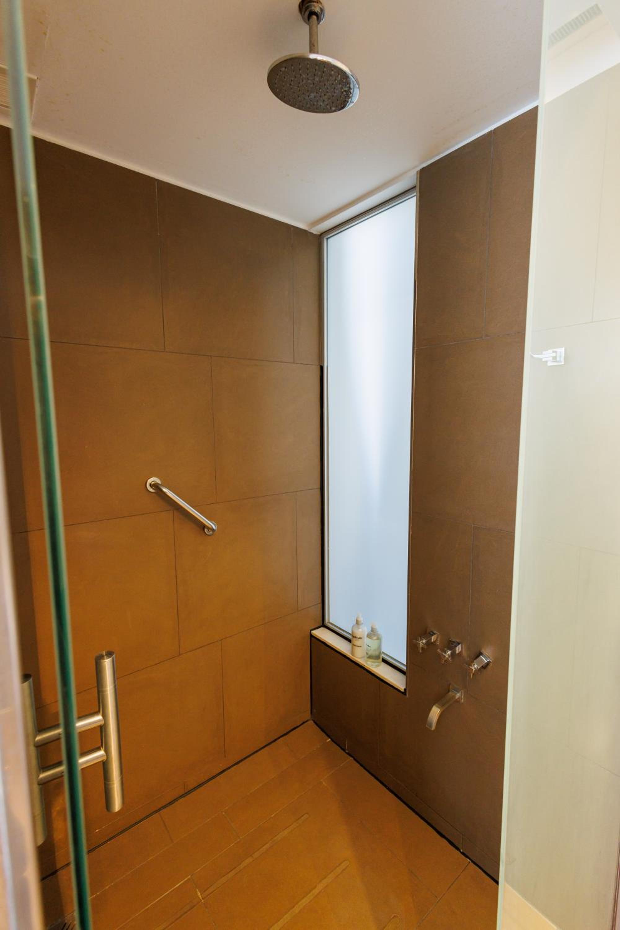 King Suite - Non-Smoking photo 2
