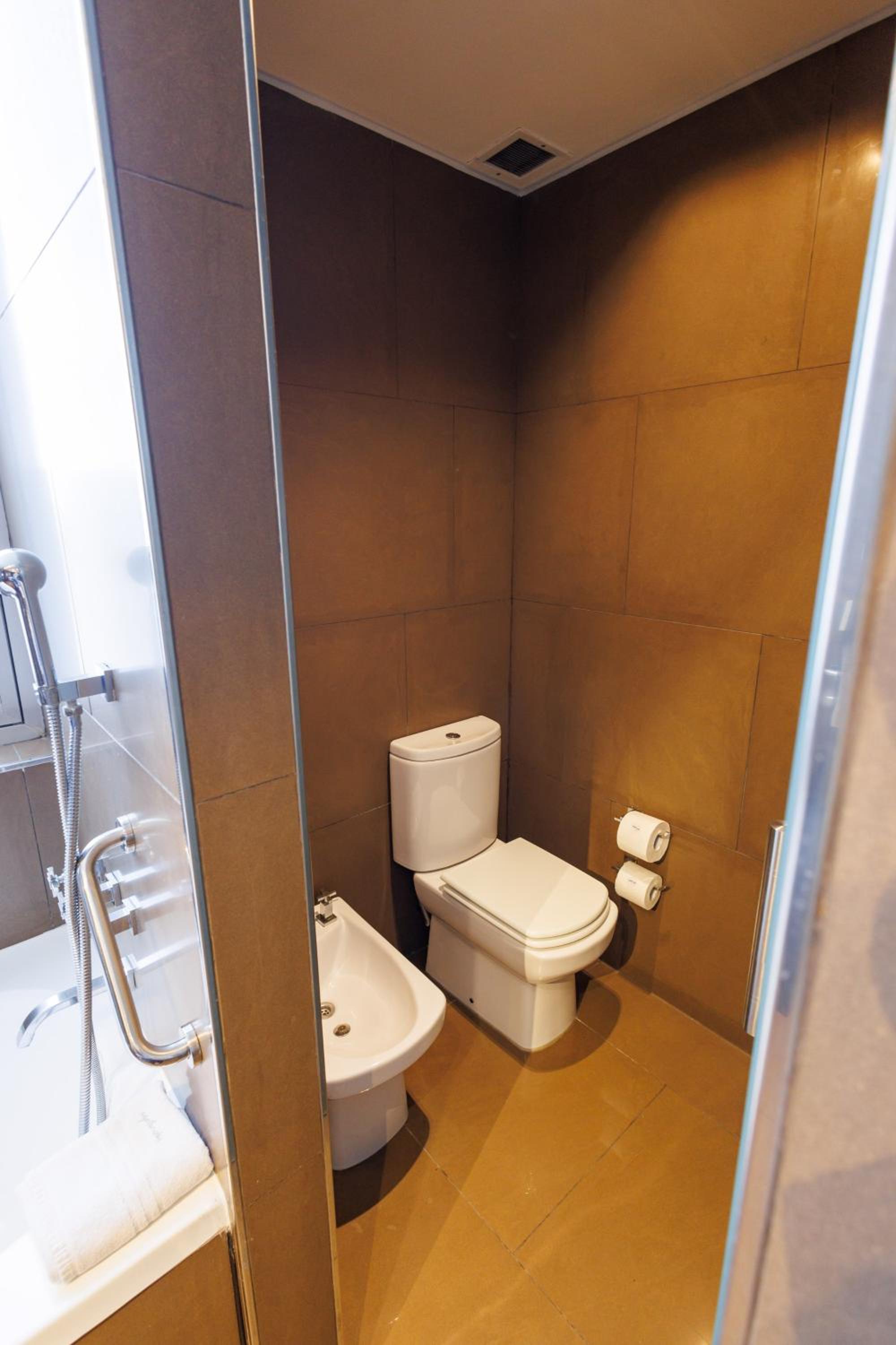 King Suite - Non-Smoking photo 3
