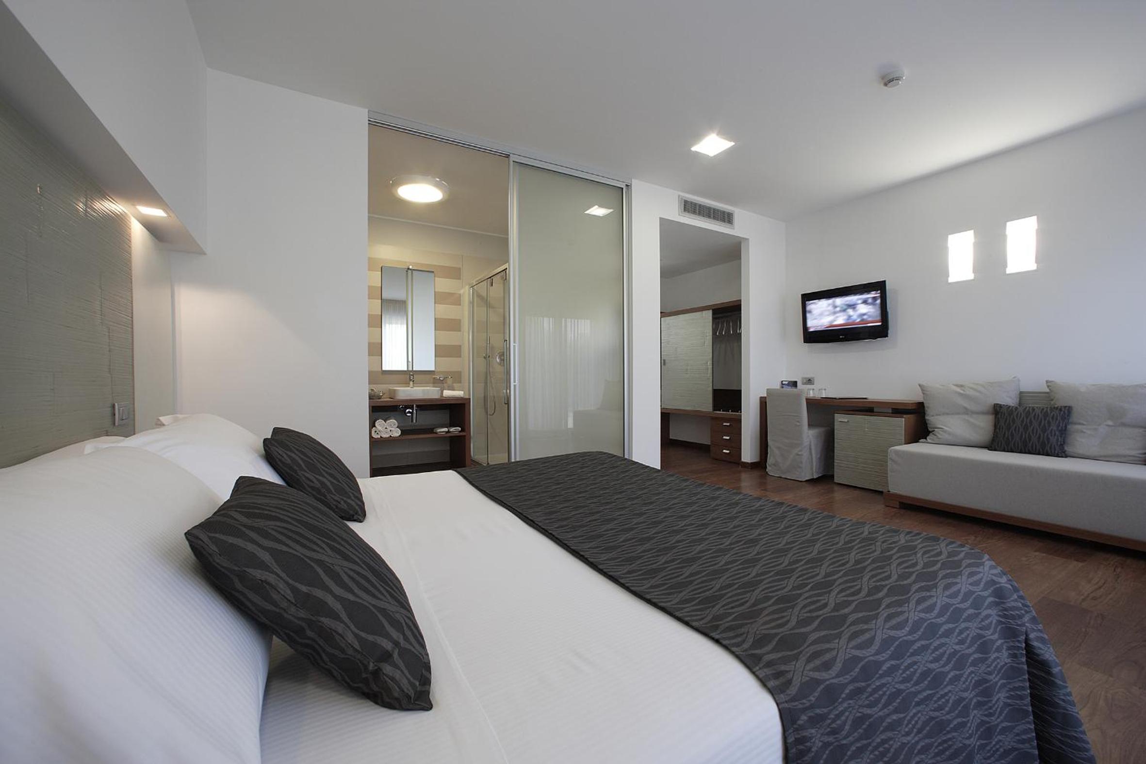 Superior Triple Room photo 3