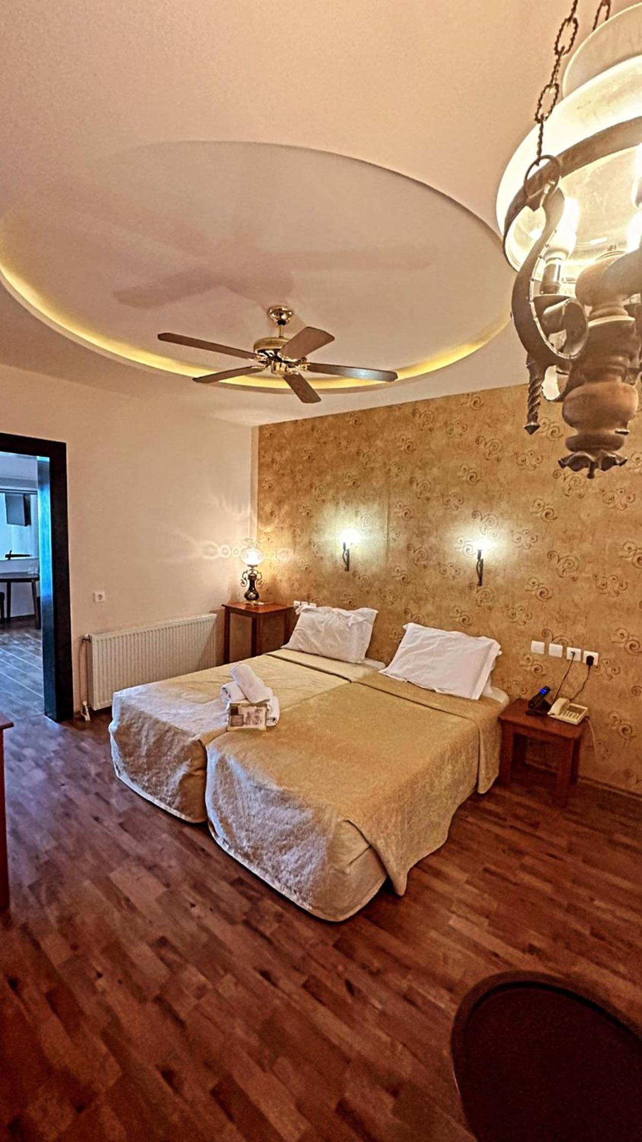 Executive Suite - Photo 8