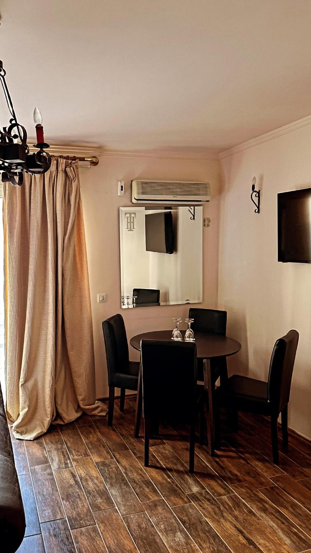 Executive Suite - Photo 4