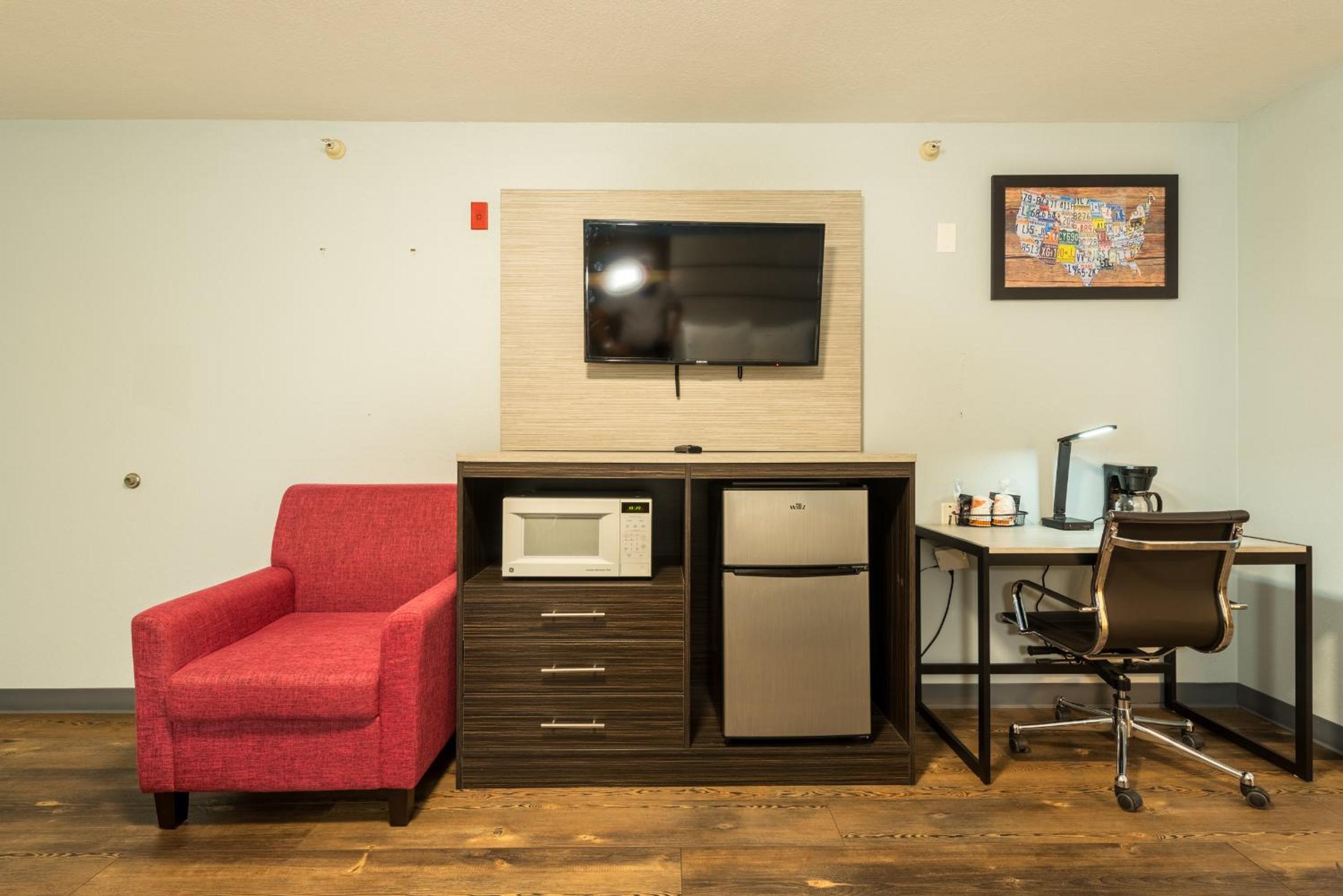 Queen Room with Two Queen Beds - Non-Smoking - Photo 3