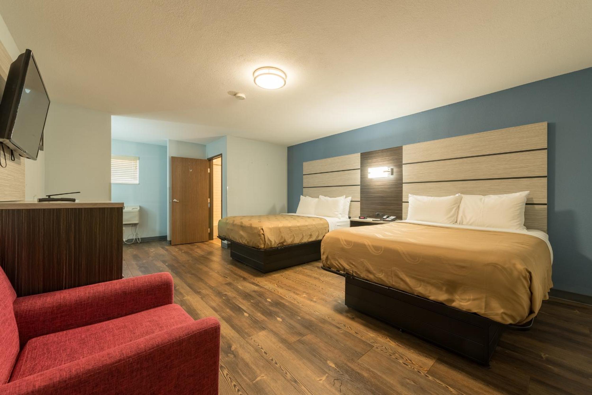 Queen Room with Two Queen Beds - Non-Smoking - Photo 4