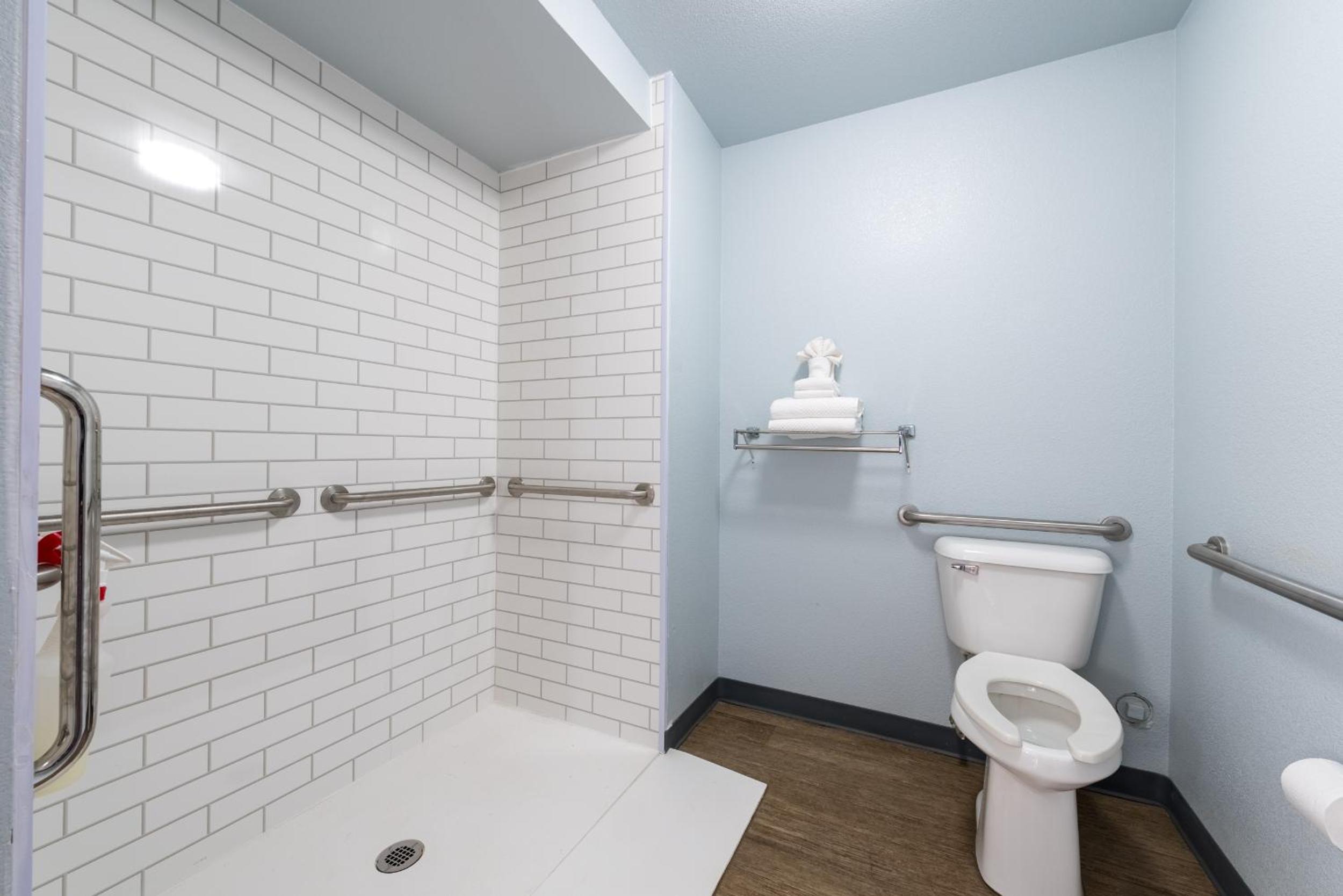Queen Room with Two Queen Beds and Tub - Accessible/Non Smoking/Pet Friendly  photo 2