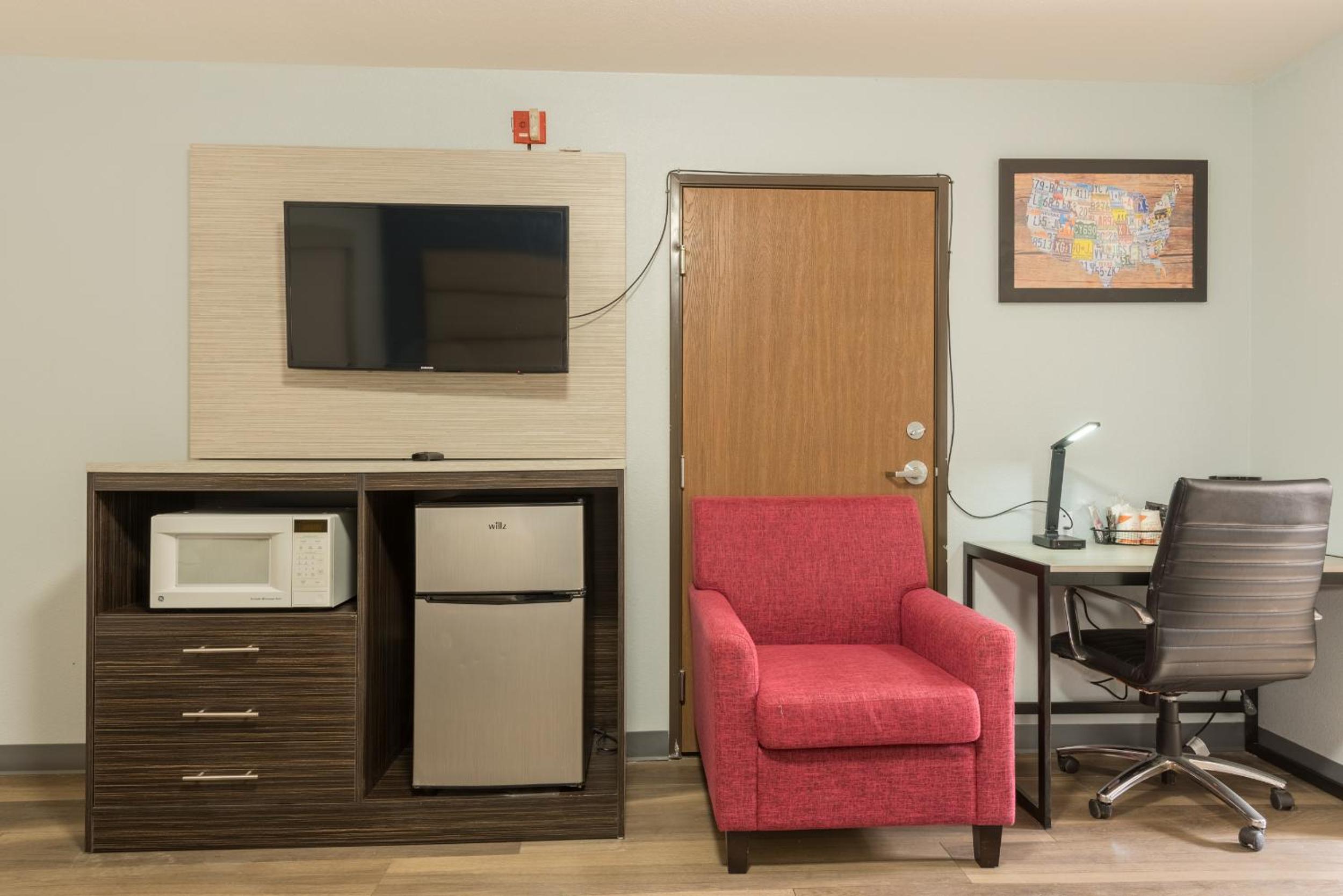 Queen Room with Two Queen Beds and Tub - Accessible/Non Smoking/Pet Friendly  photo 3