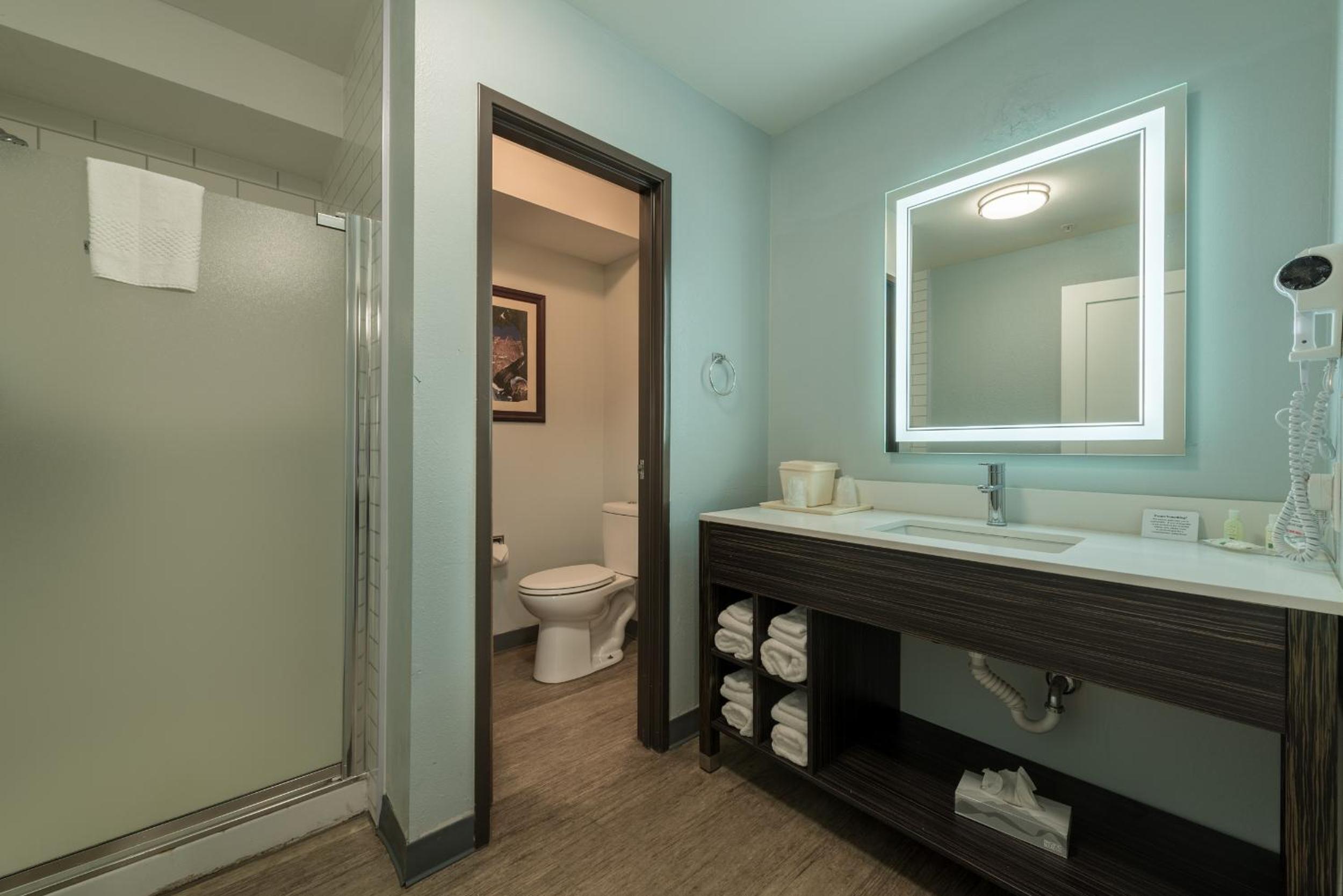 Queen Suite with Two Queen Beds - Non Smoking - Photo 2