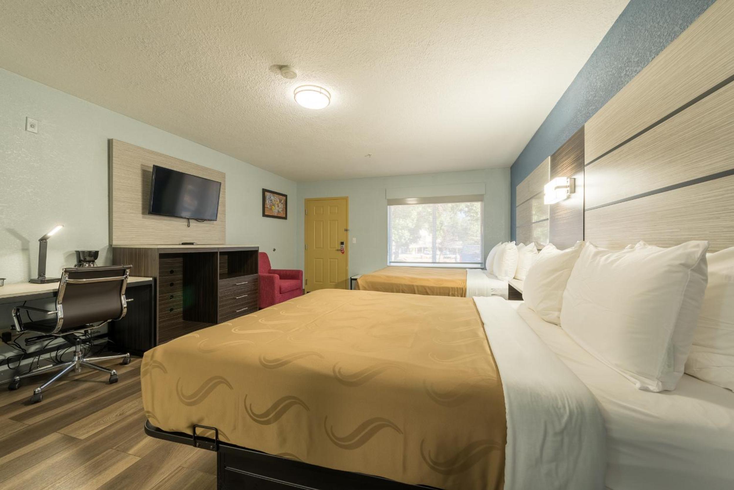 Queen Suite with Two Queen Beds - Non Smoking - Photo 1