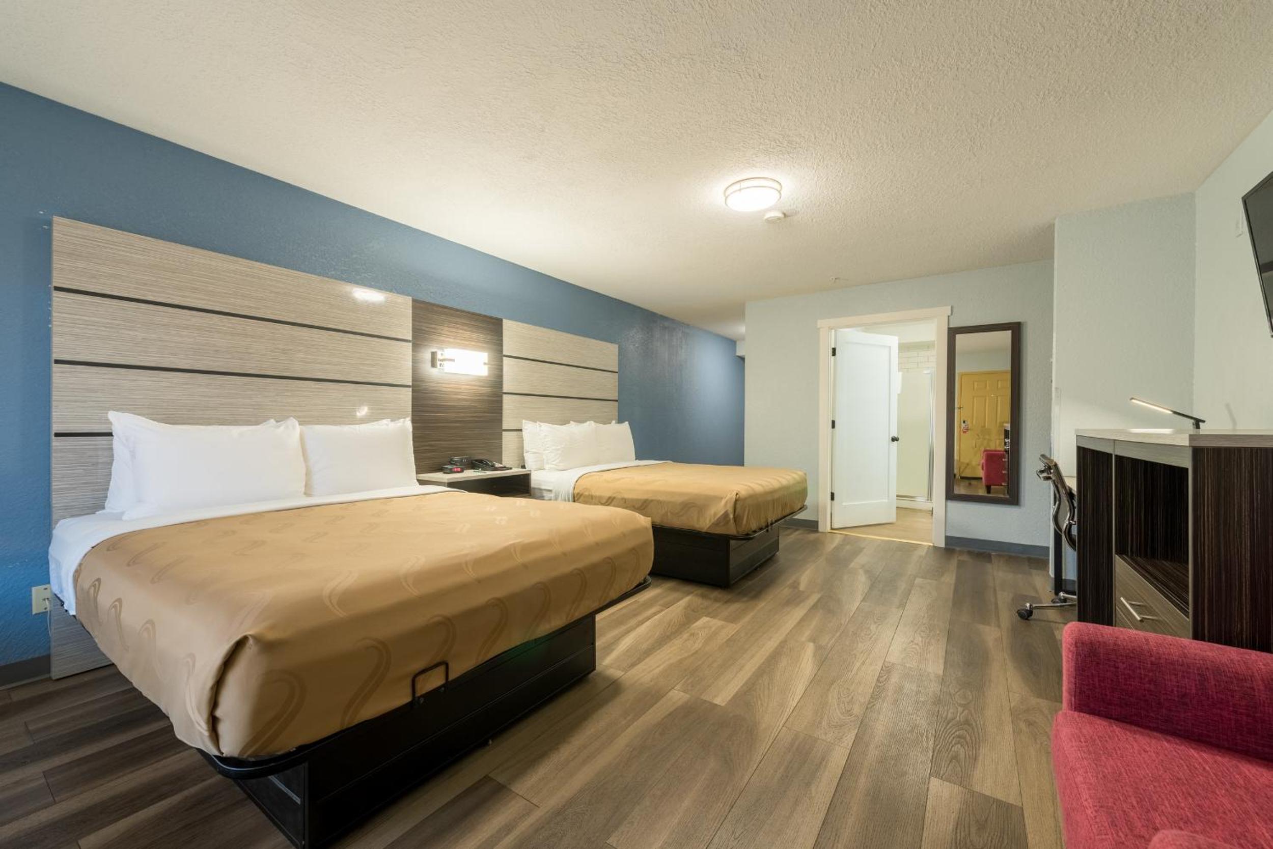 Queen Suite with Two Queen Beds - Non Smoking photo 3