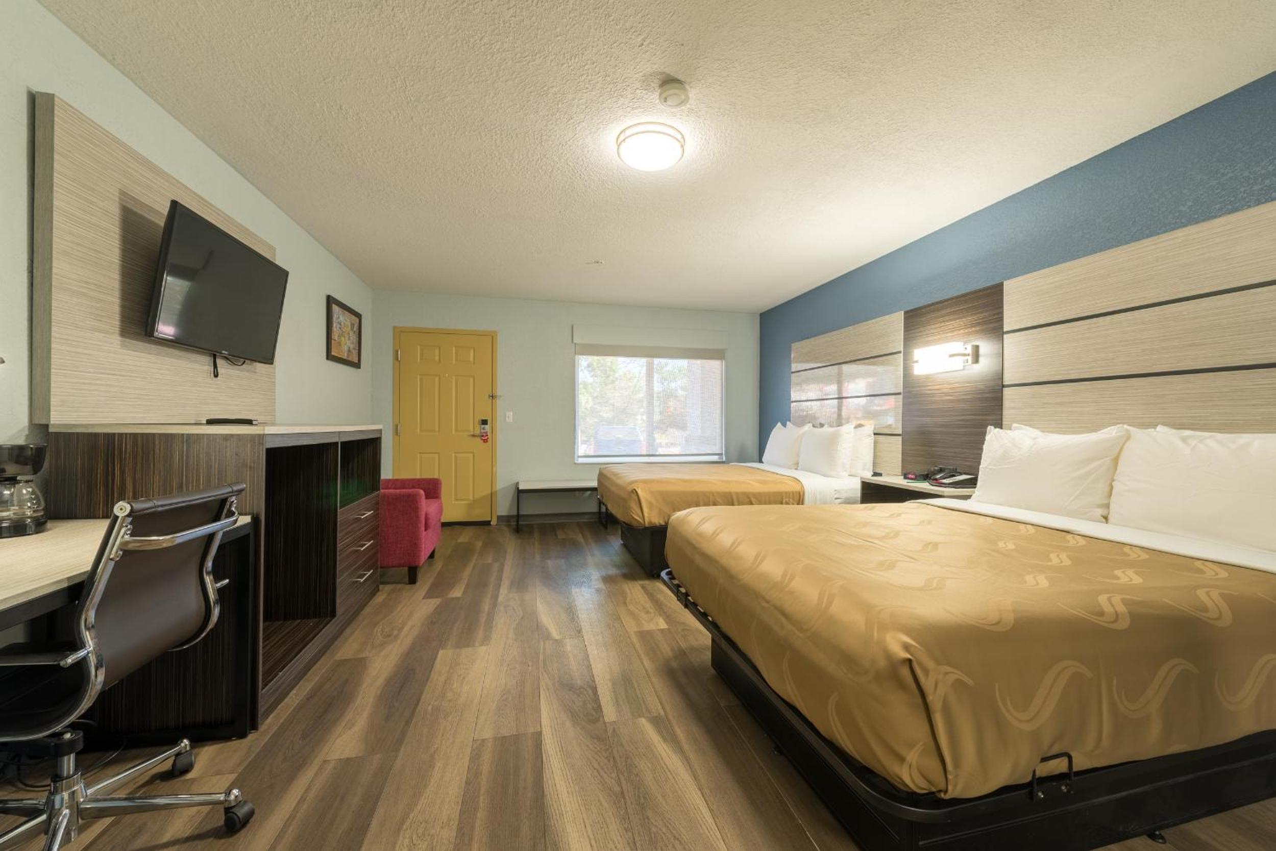 Queen Suite with Two Queen Beds - Non Smoking - Photo 5