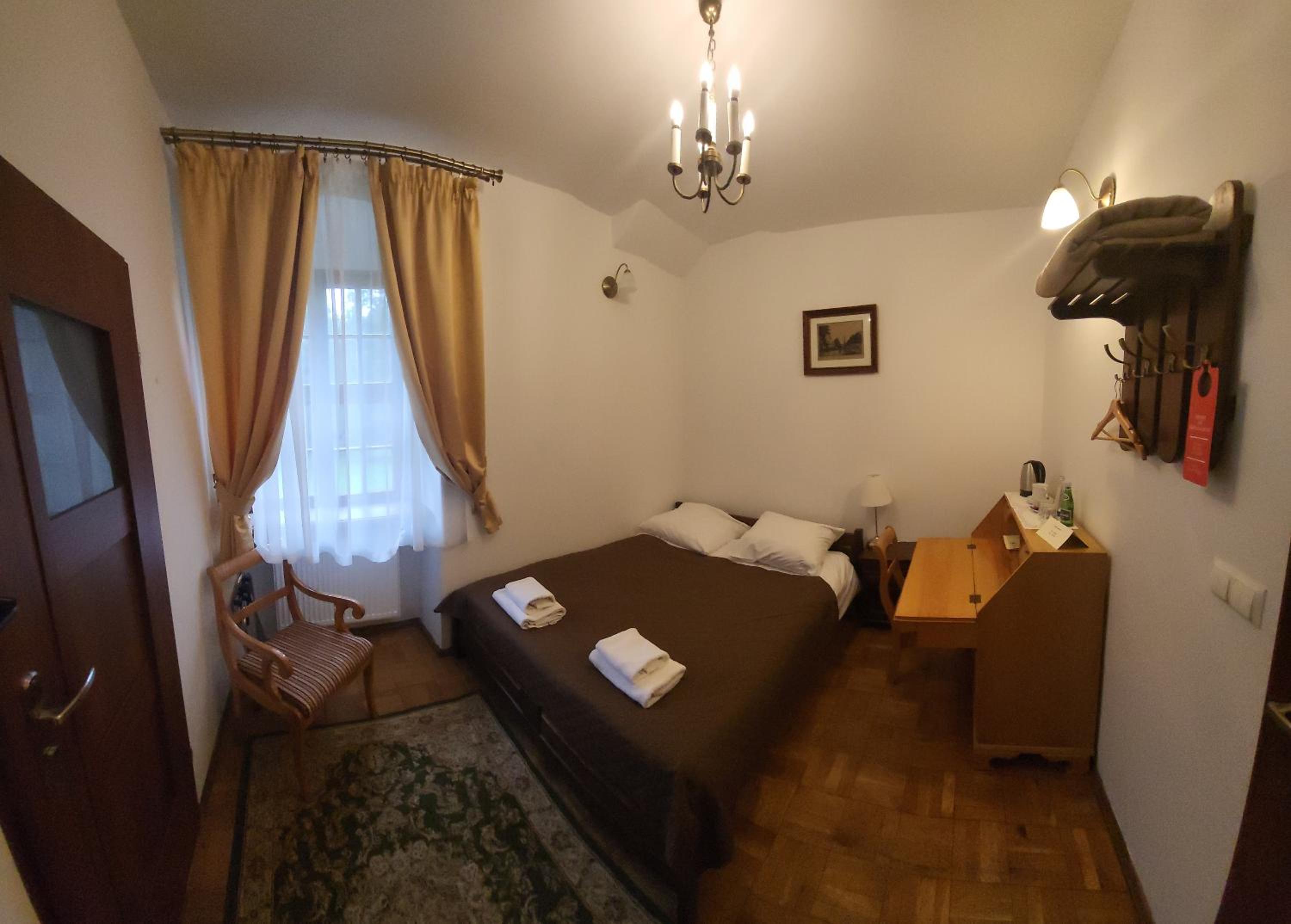 Large Double Room - Photo 1