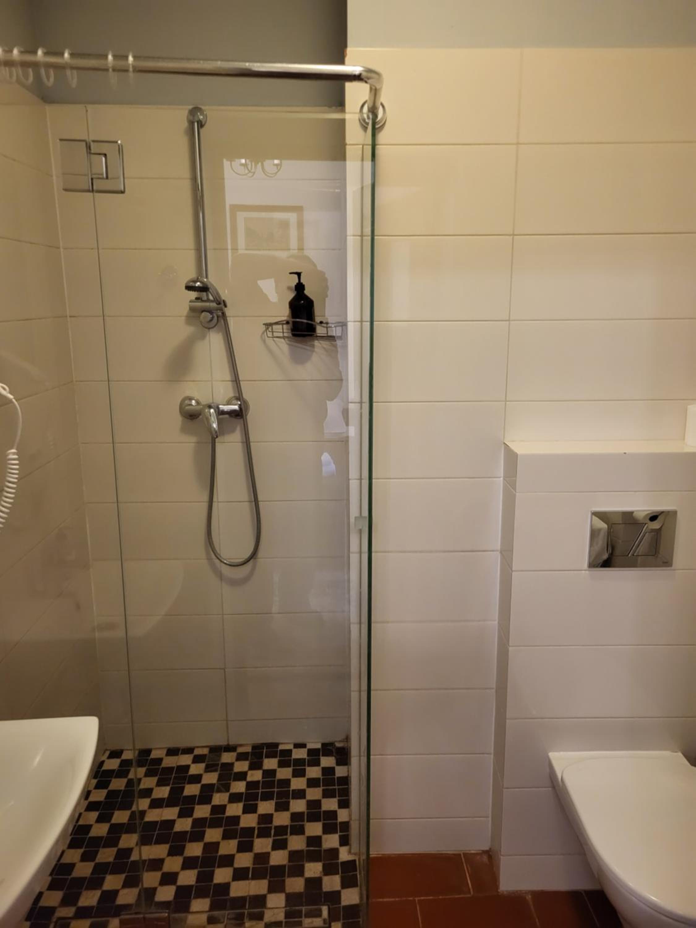 Large Double Room - Photo 3