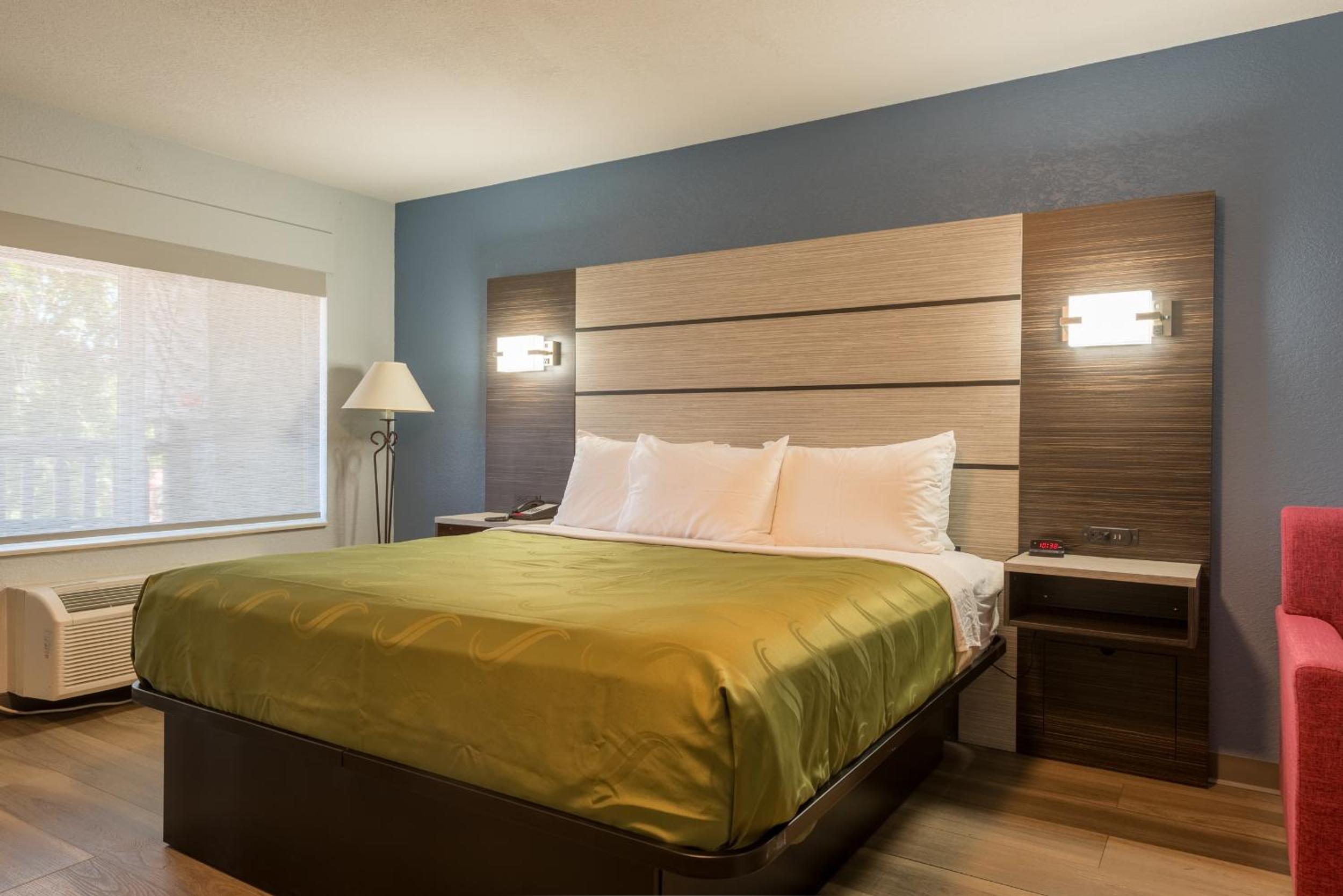 King Room - Non Smoking - Photo 3