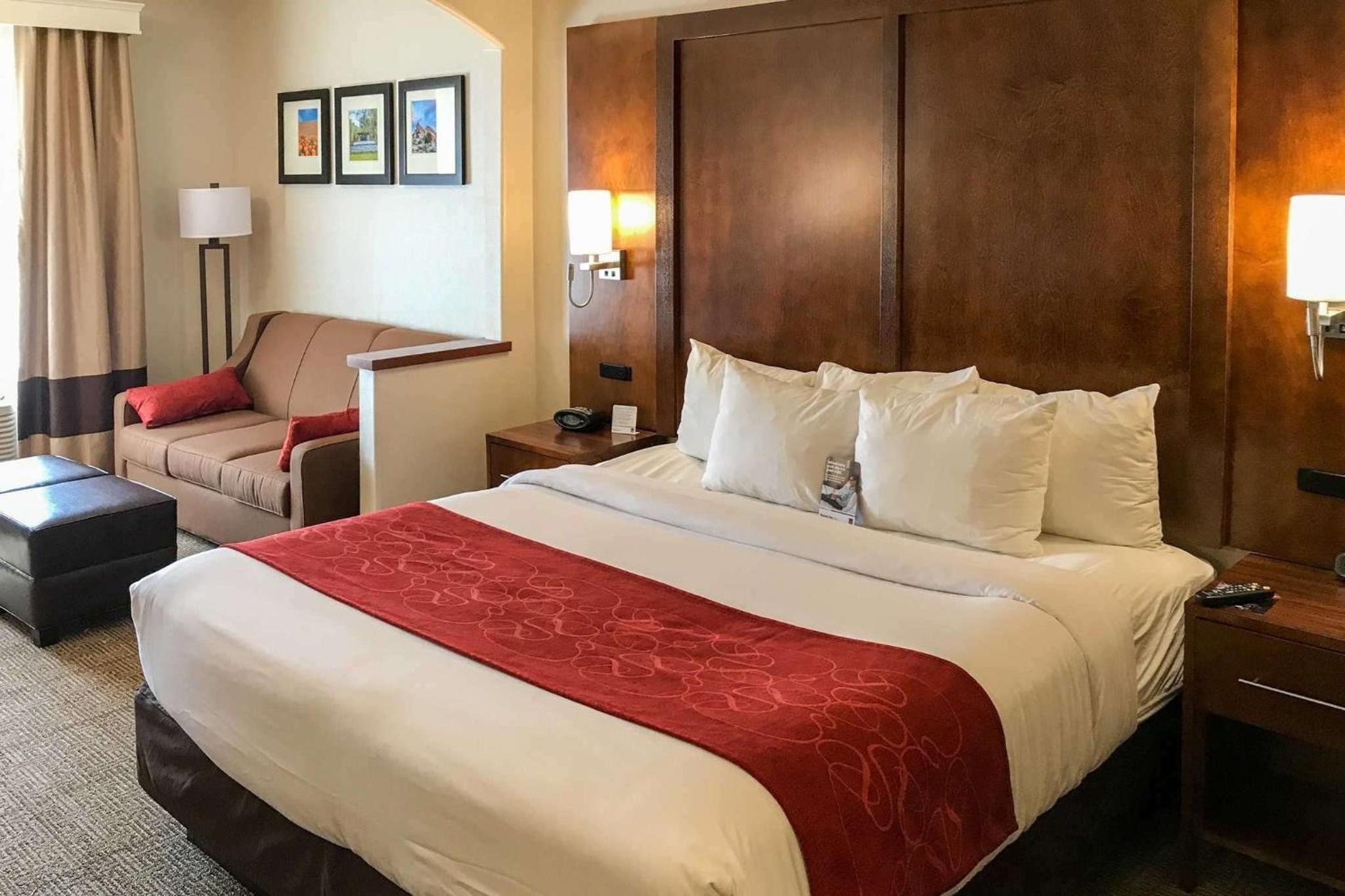King Suite with Roll in Shower - Accessible/Non-Smoking