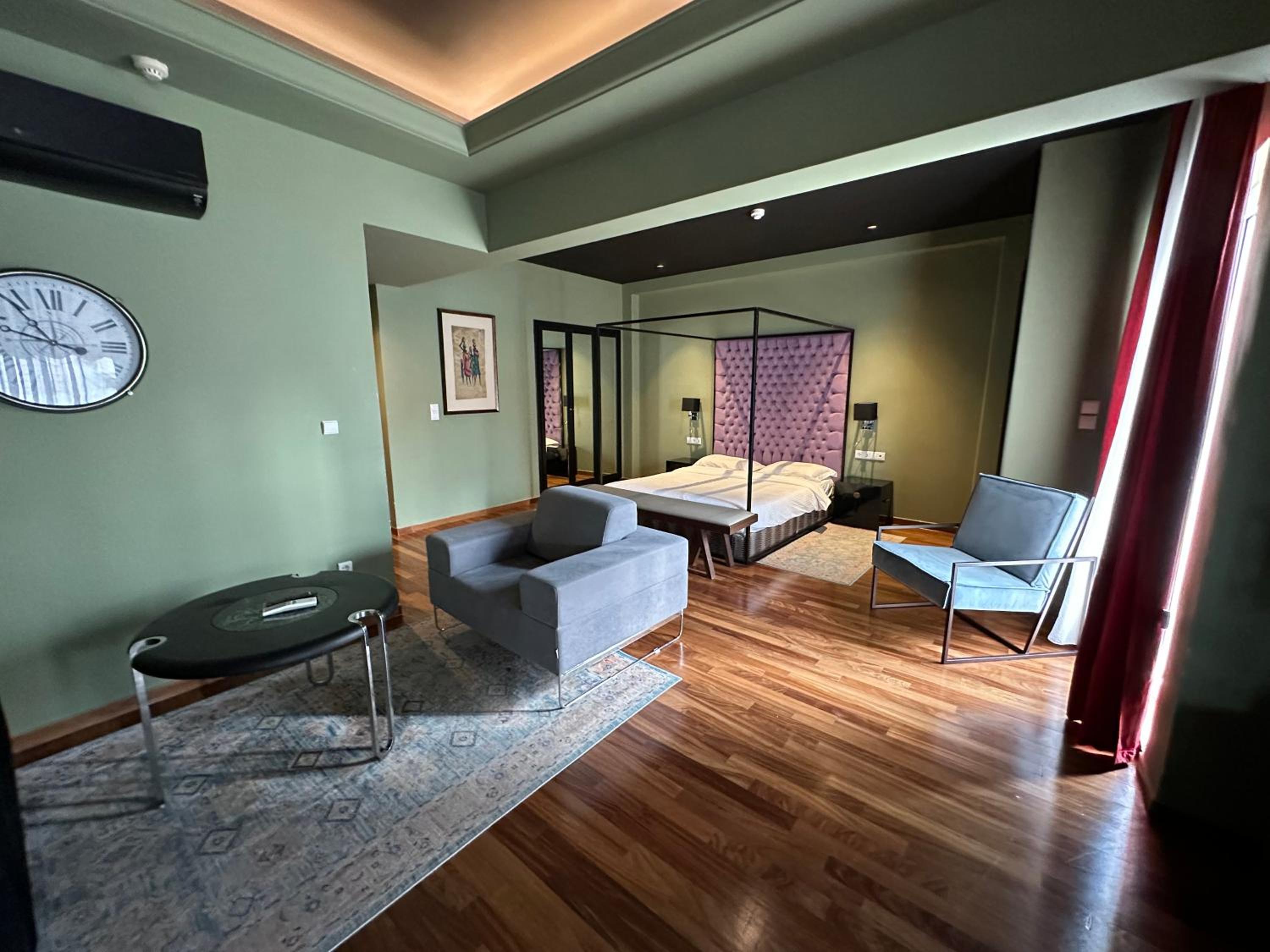 One-Bedroom Apartment photo 1
