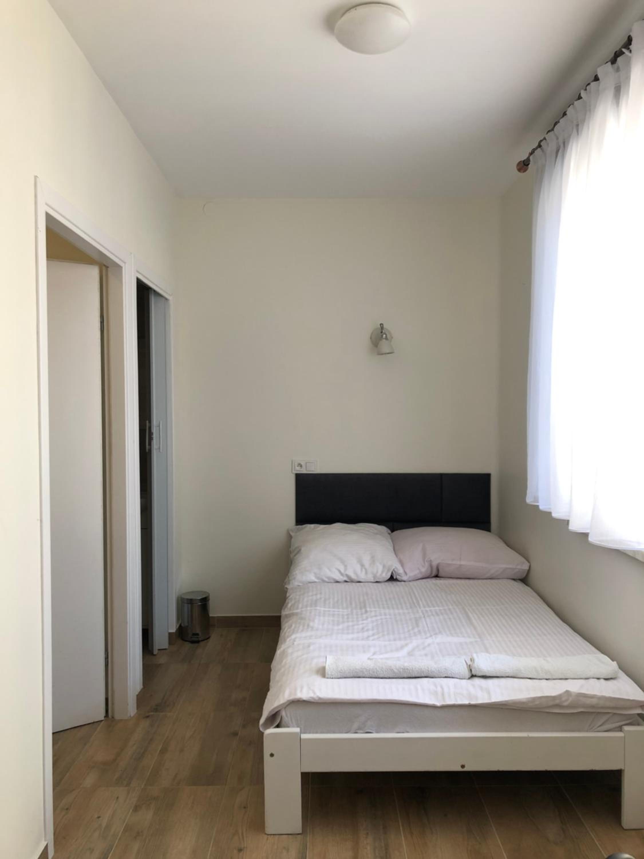 Small Double Room - Photo 1
