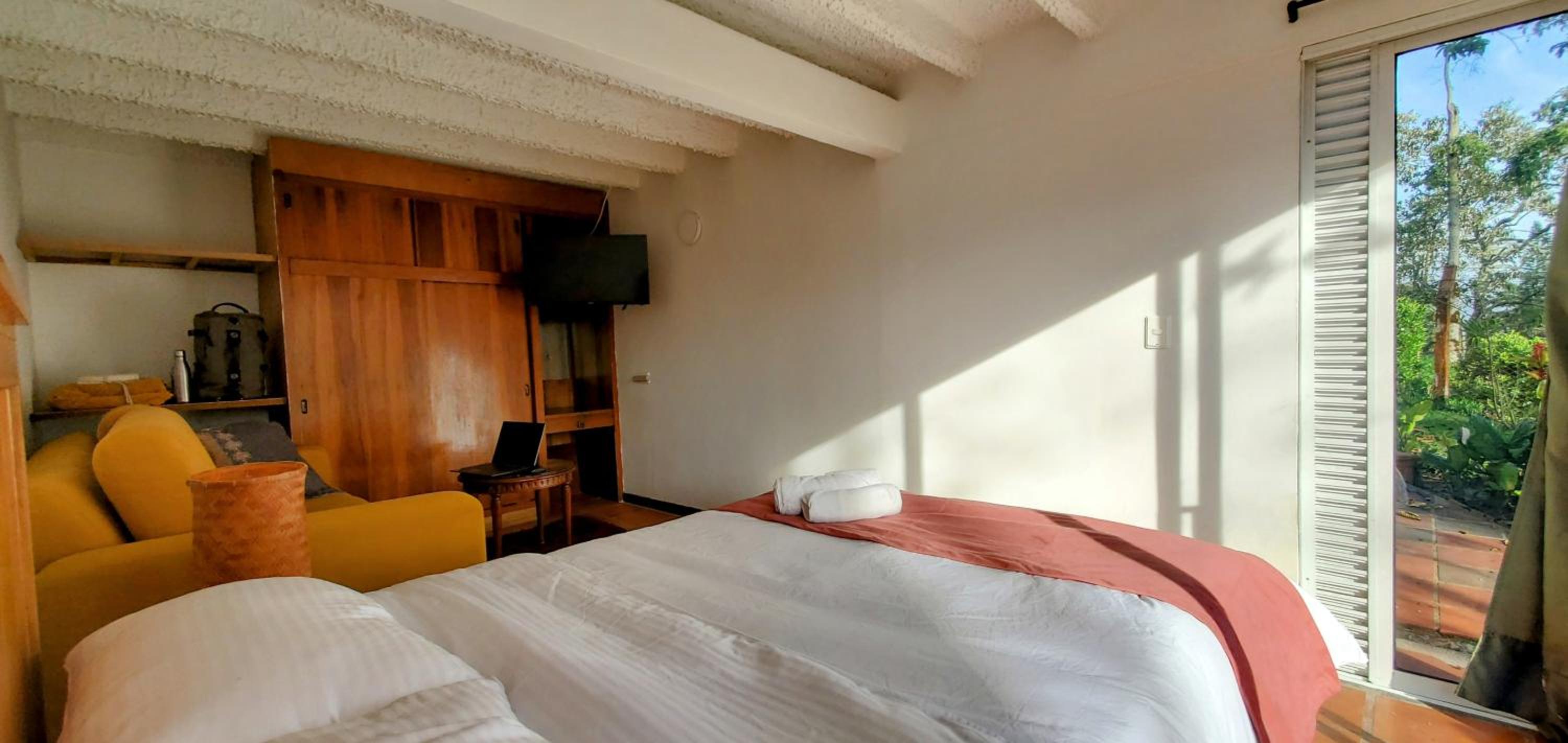 Deluxe Double Room (2 Adults + 1 Child)