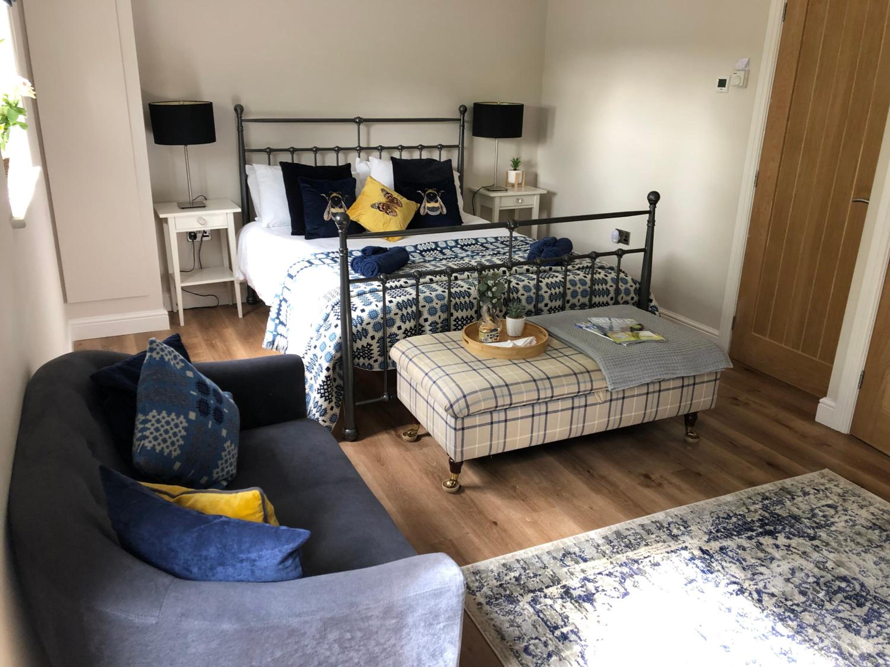 One-Bedroom Apartment photo 1