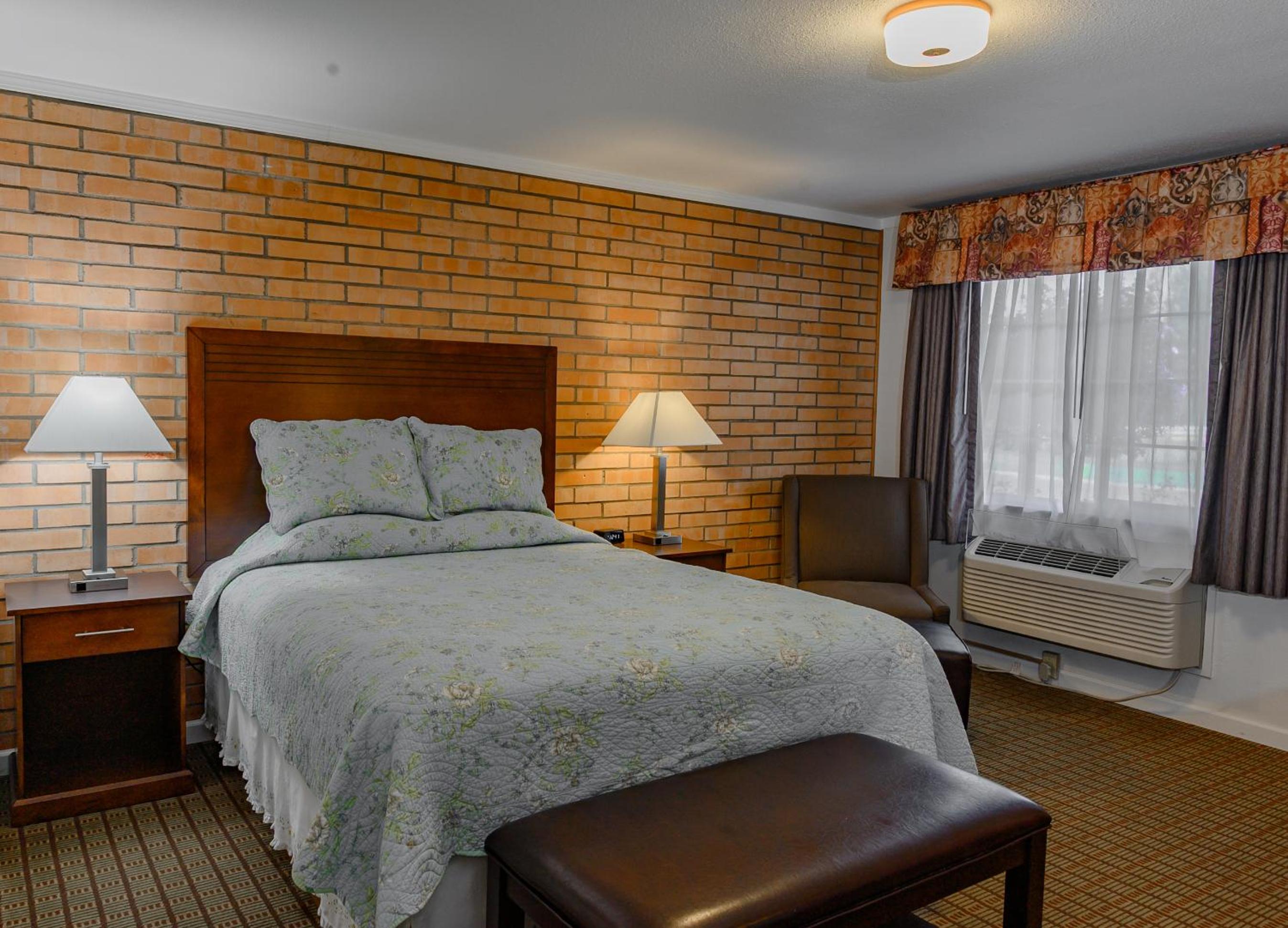 Queen Room photo 1