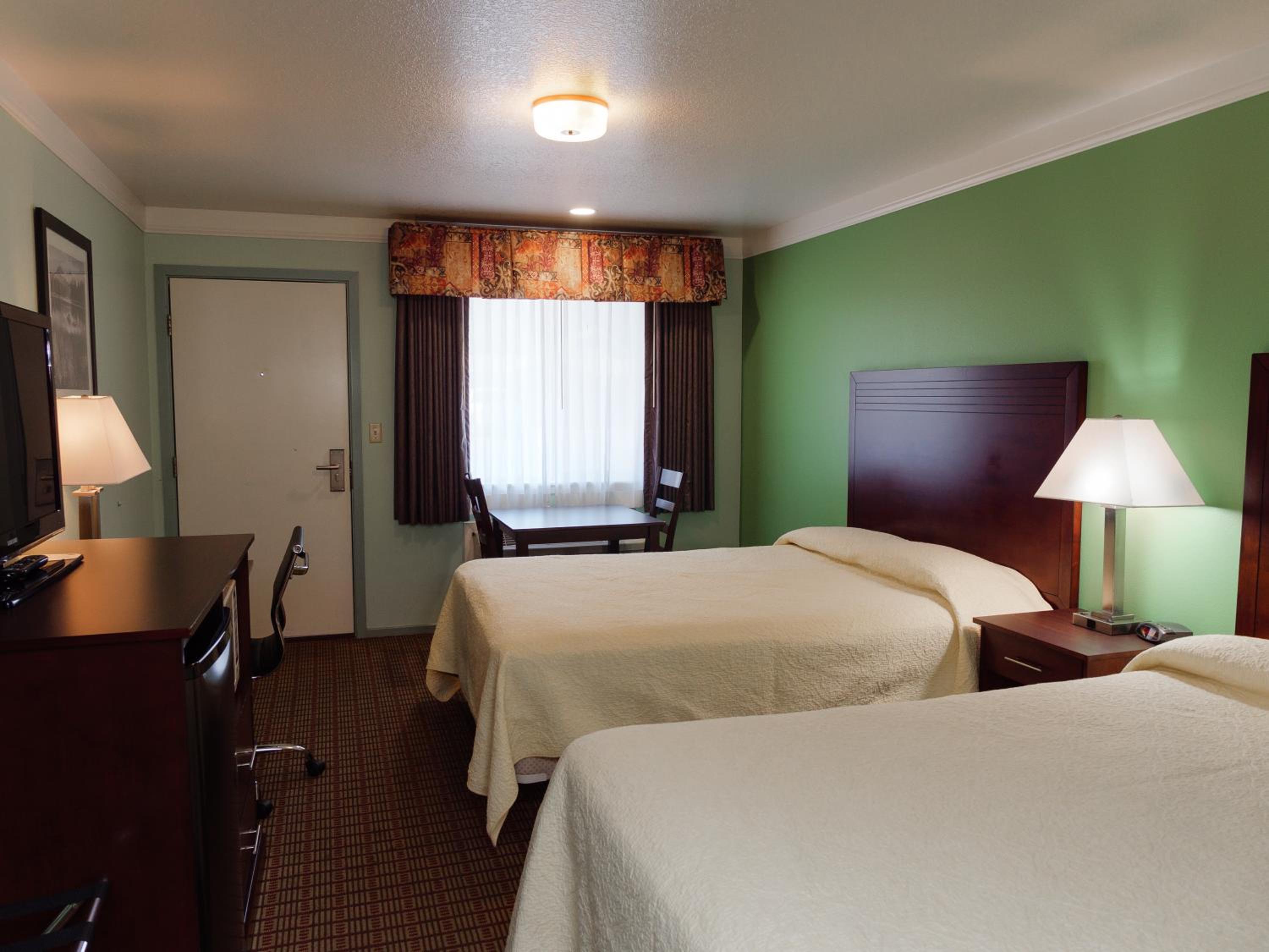Queen Room with Two Queen Beds photo 2