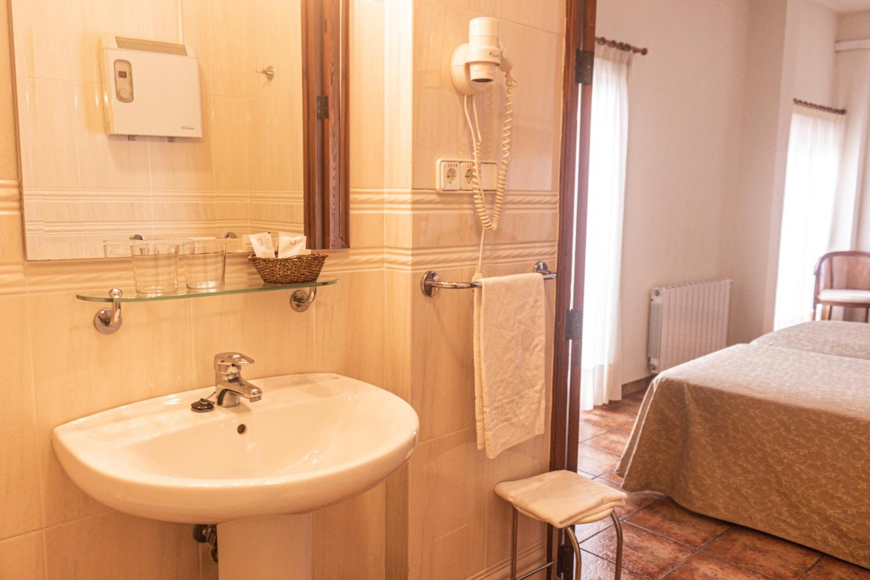 Twin Room - Photo 4