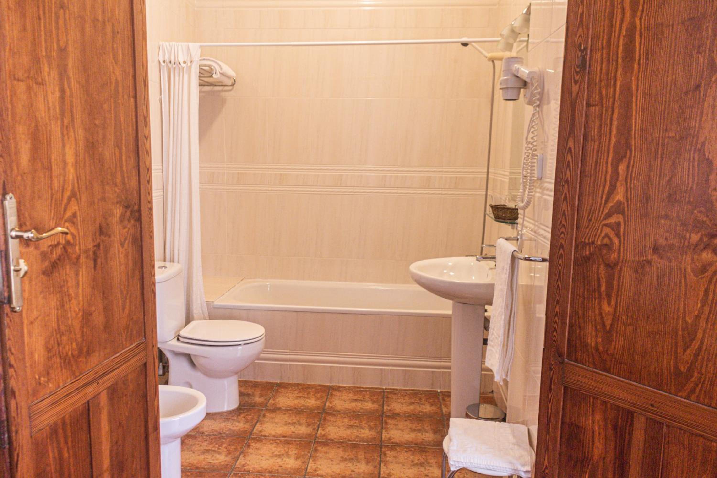 Twin Room - Photo 2