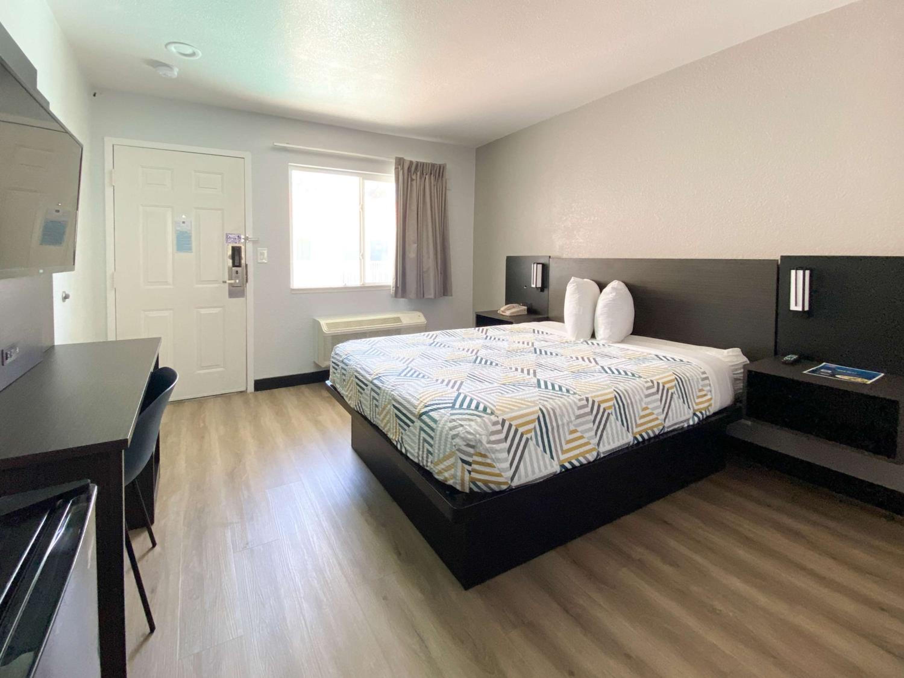 Queen Room photo 1