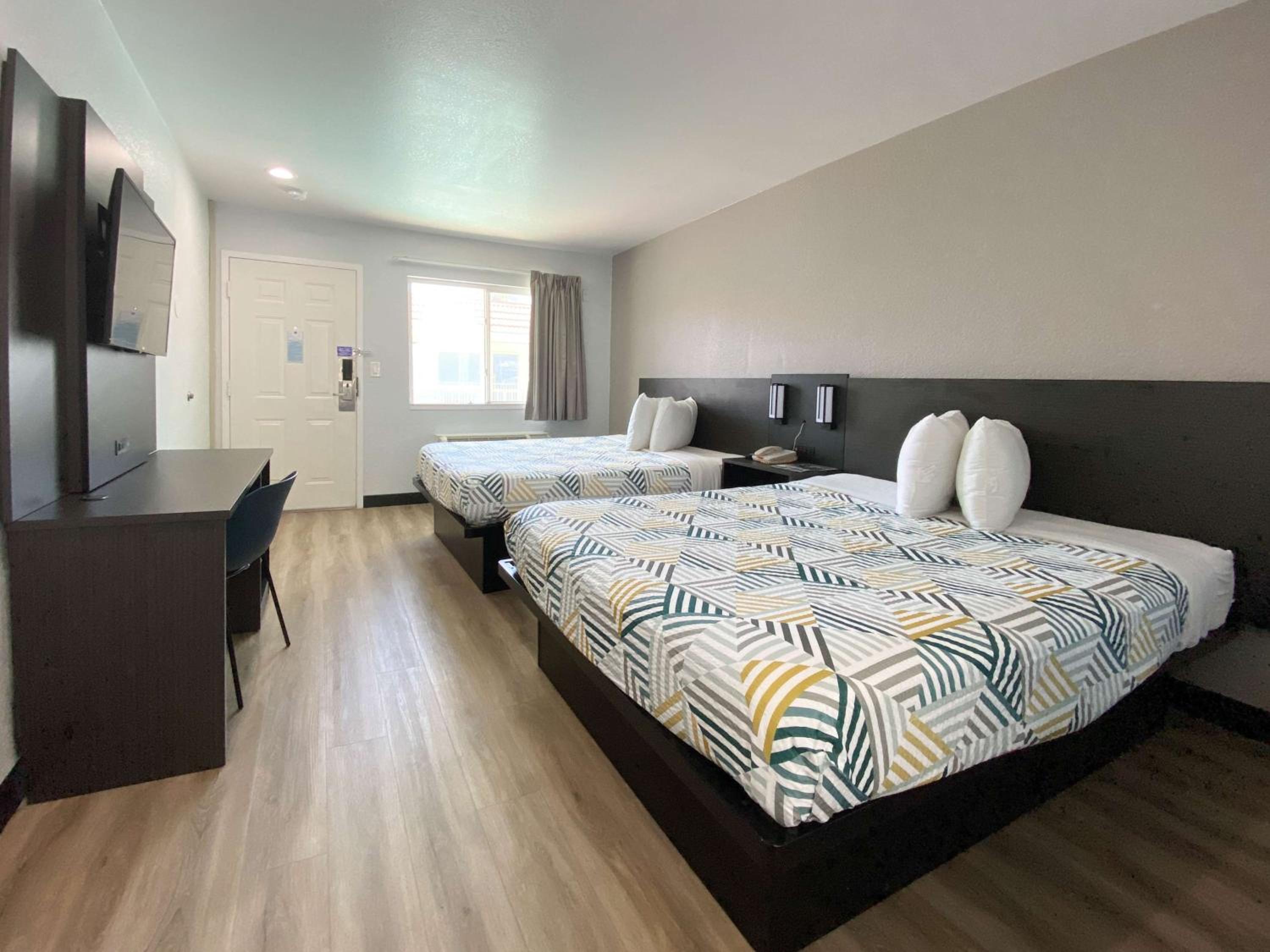 Queen Room with Two Queen Beds photo 1