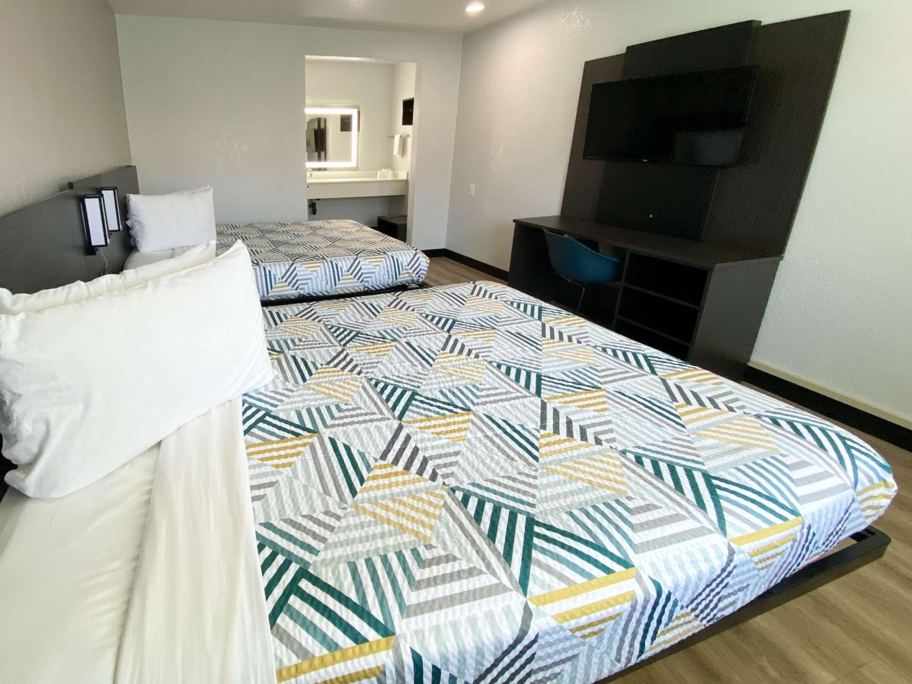 Queen Room with Two Queen Beds photo 2