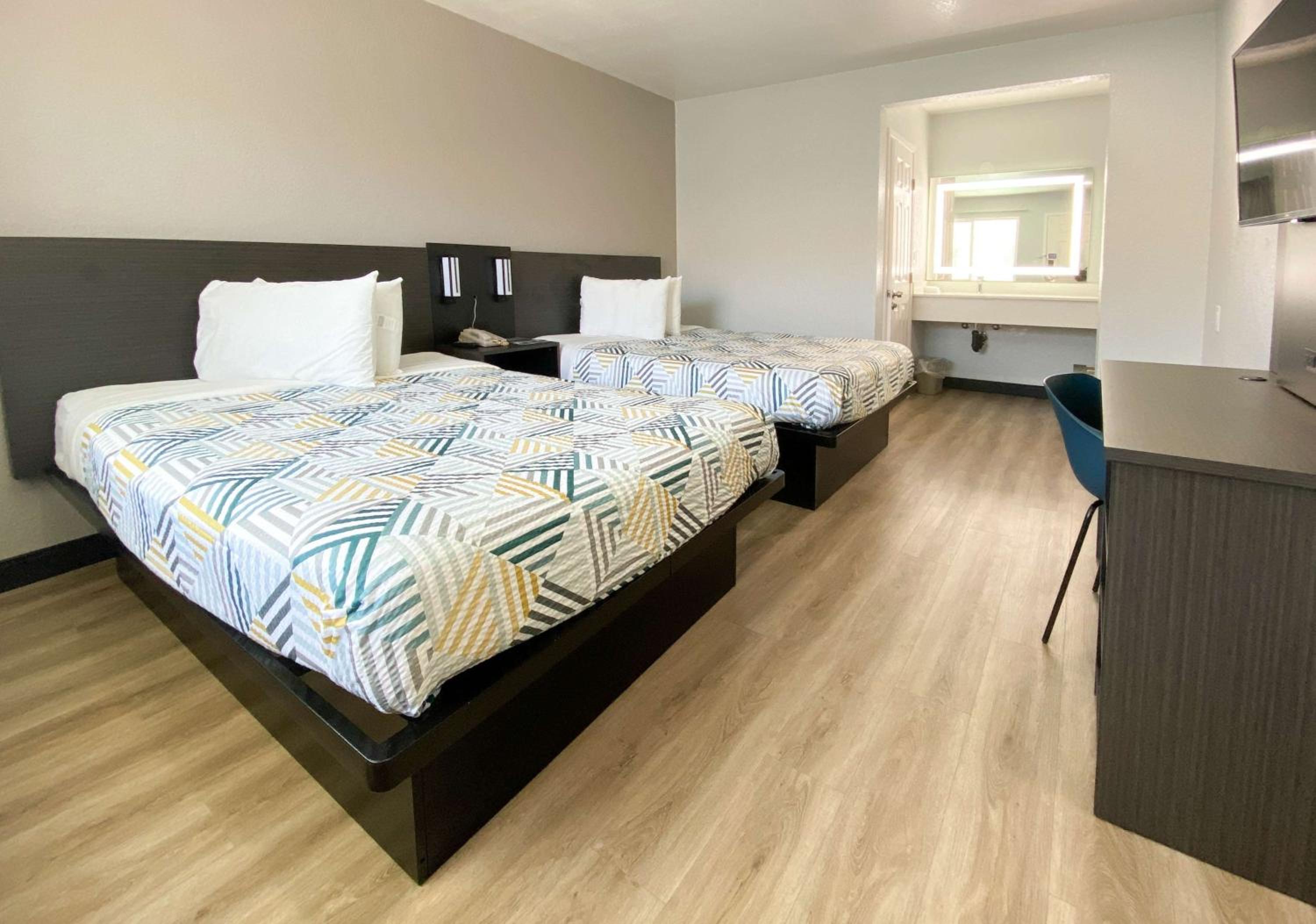 Queen Room with Two Queen Beds photo 3