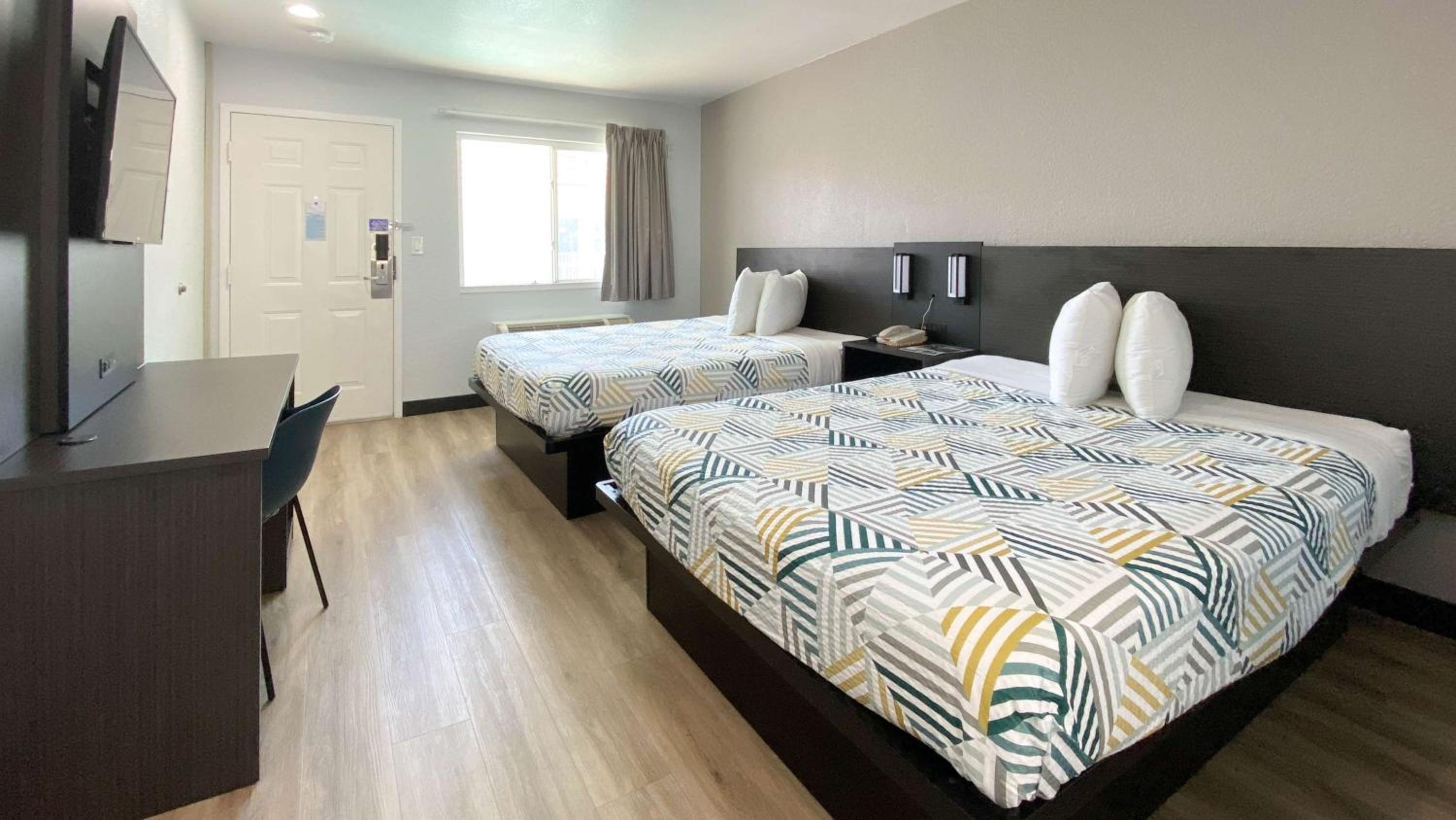 Queen Room with Two Queen Beds - Disability Access photo 2