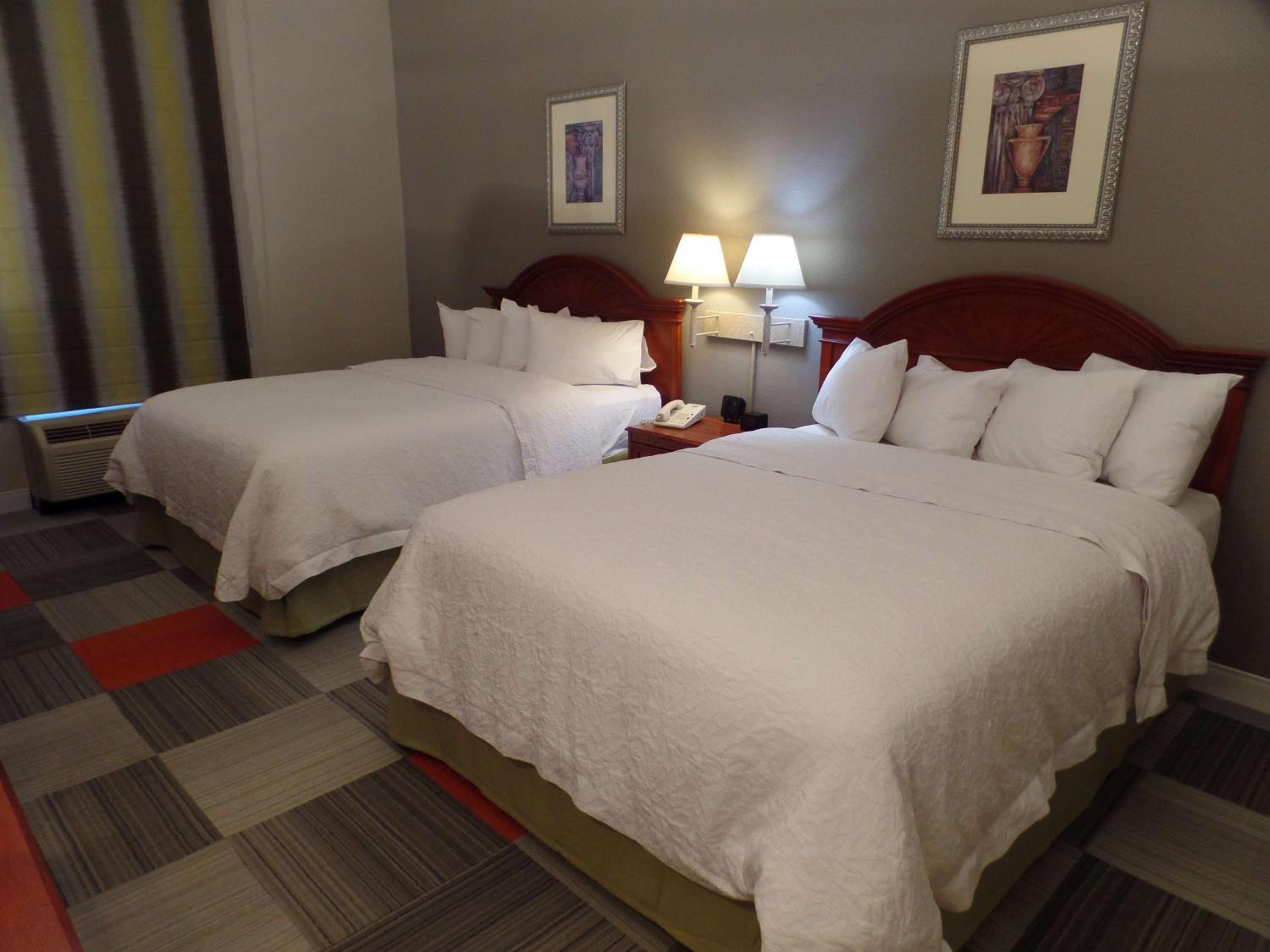 Room with Two Queen Beds - Non-Smoking - Photo 2