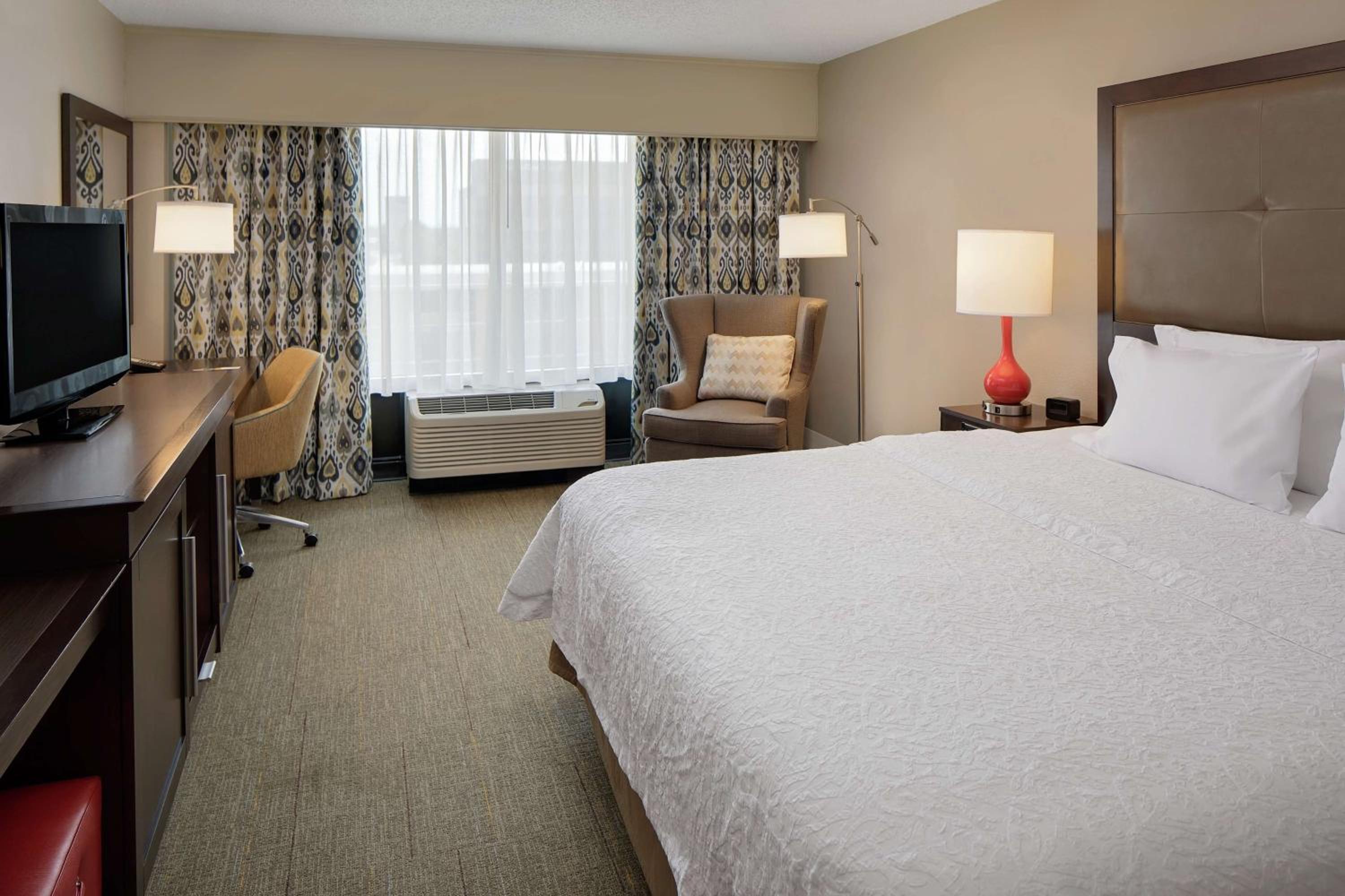 Deluxe King Room - Non-Smoking - Photo 5