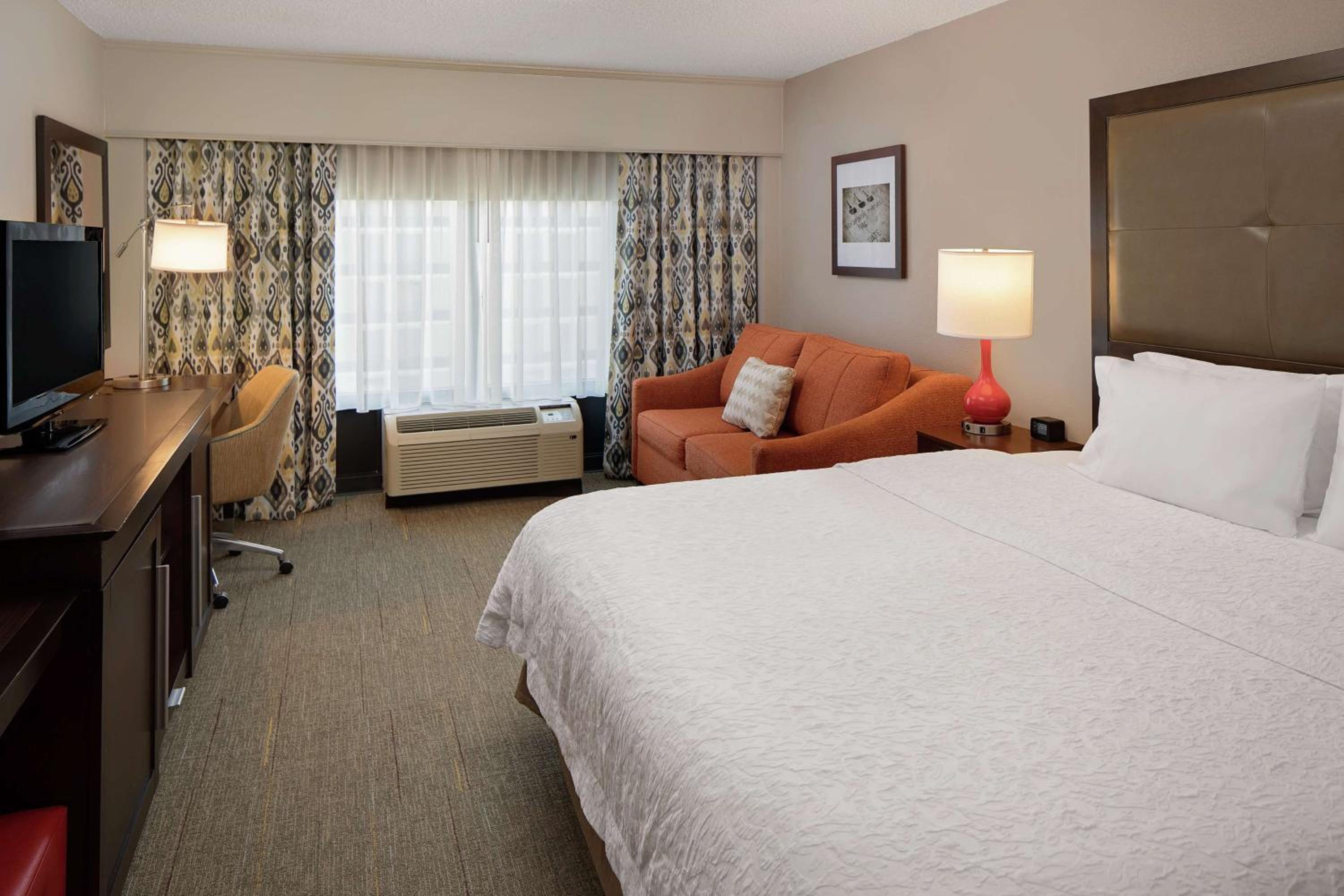 King Room with Sofa Bed - Non-Smoking - Photo 4