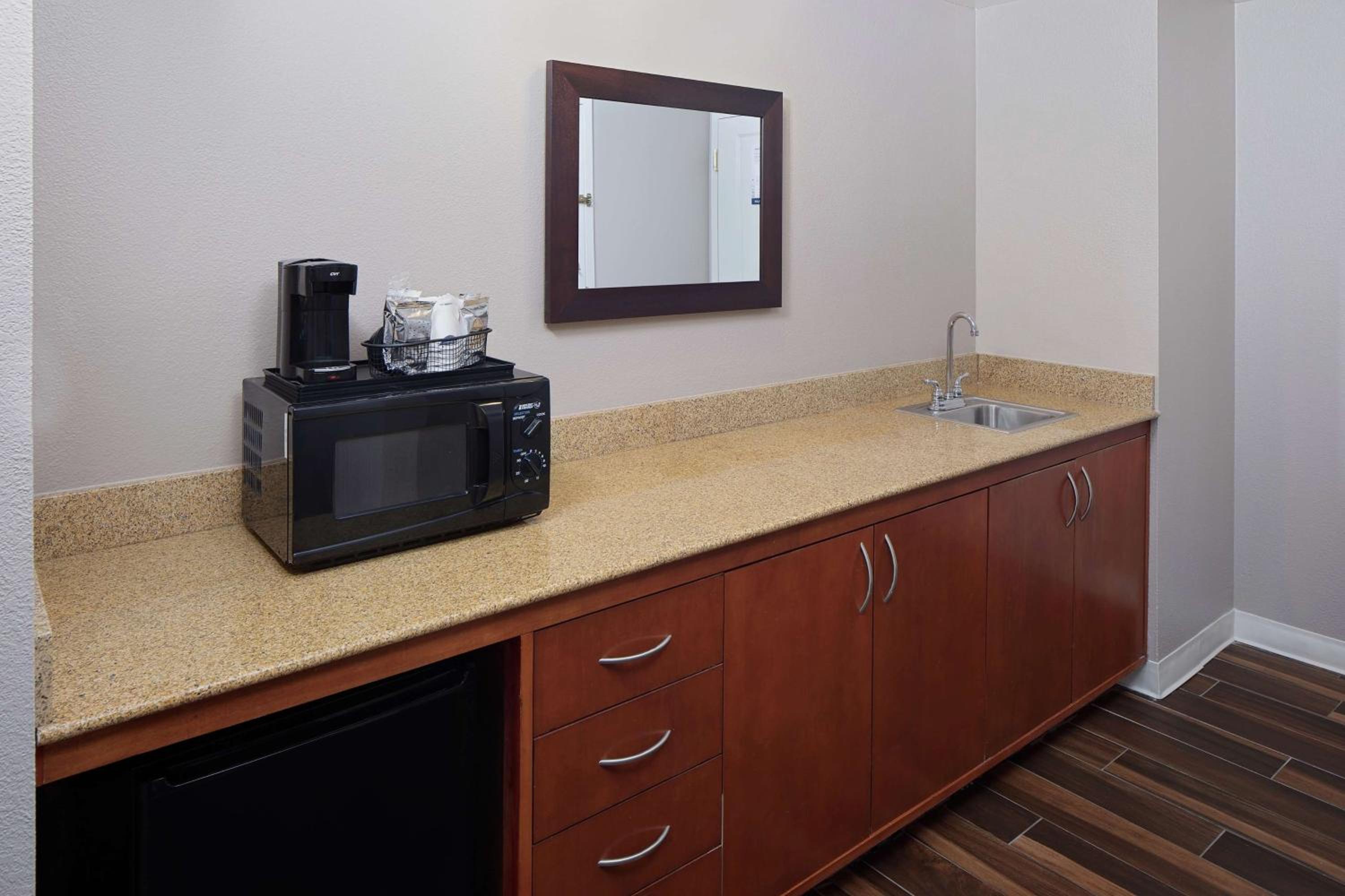One-Bedroom King Suite - Non-Smoking - Photo 2