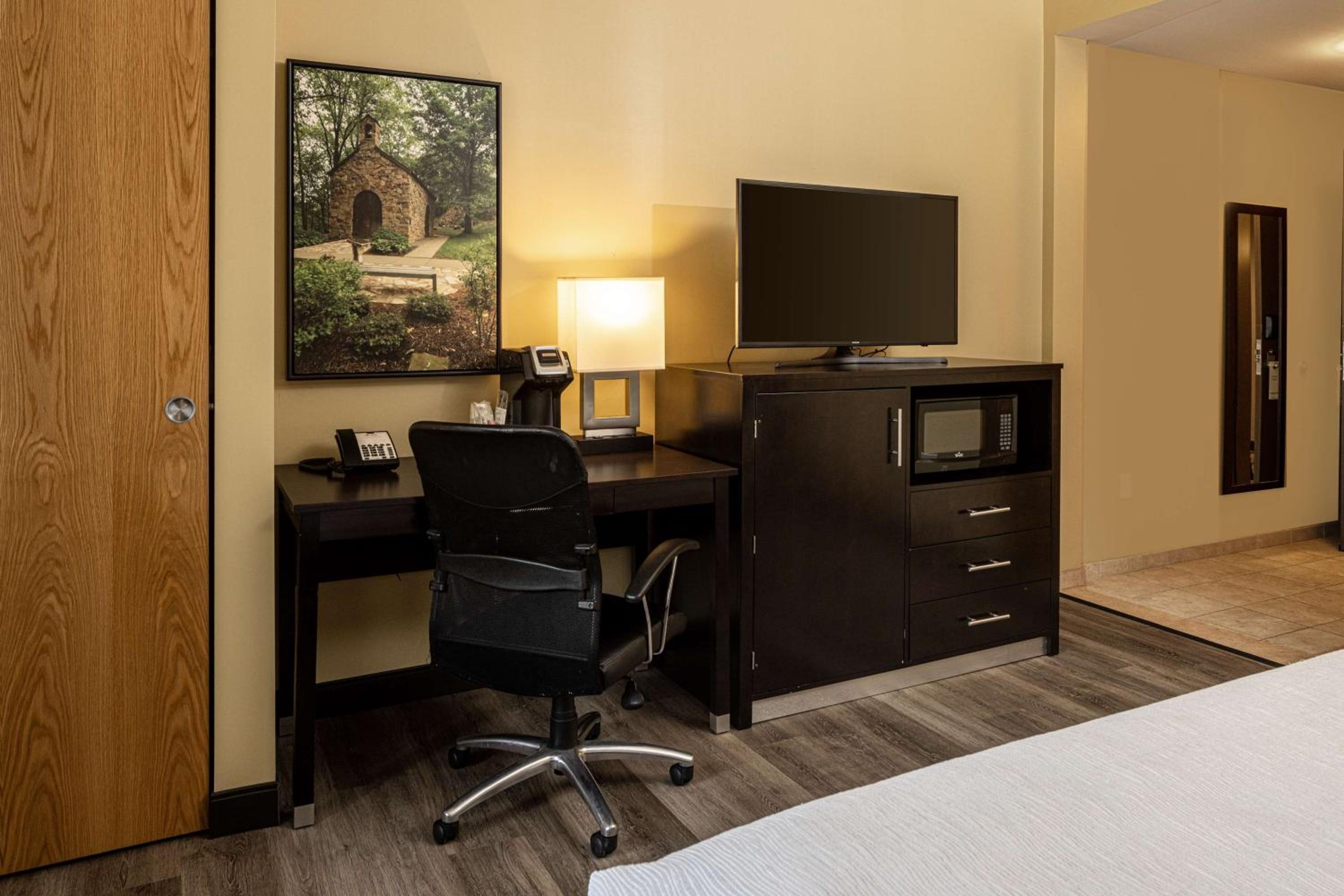 Queen Room with Two Queen Beds and Bath Tub - Disability Access/Non-Smoking  photo 3