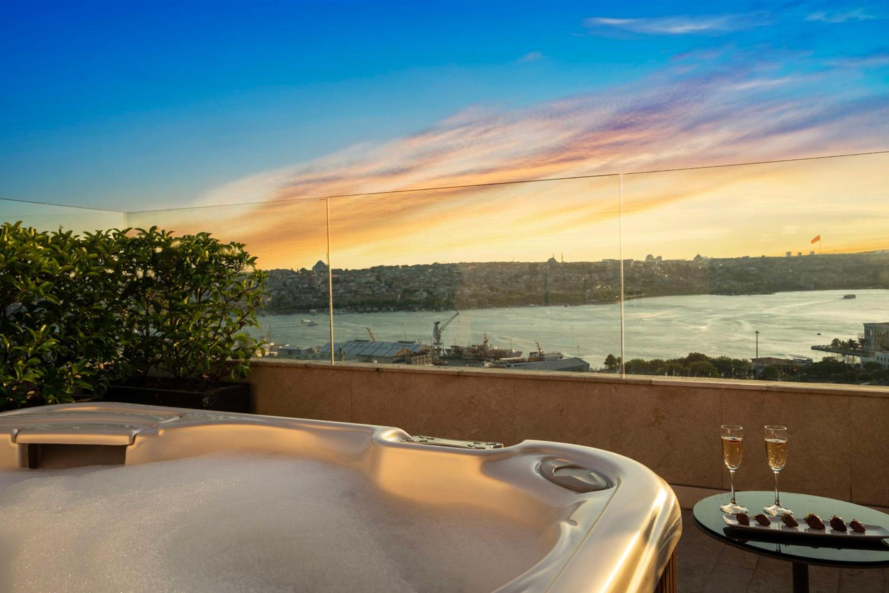 Panoramic Suite with Golden Horn View and Terrace thumbnail 6