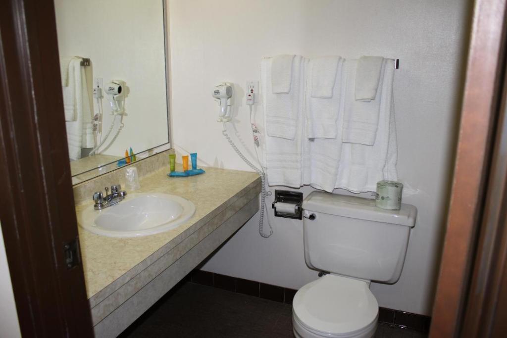 King Room - Non-Smoking - Photo 3