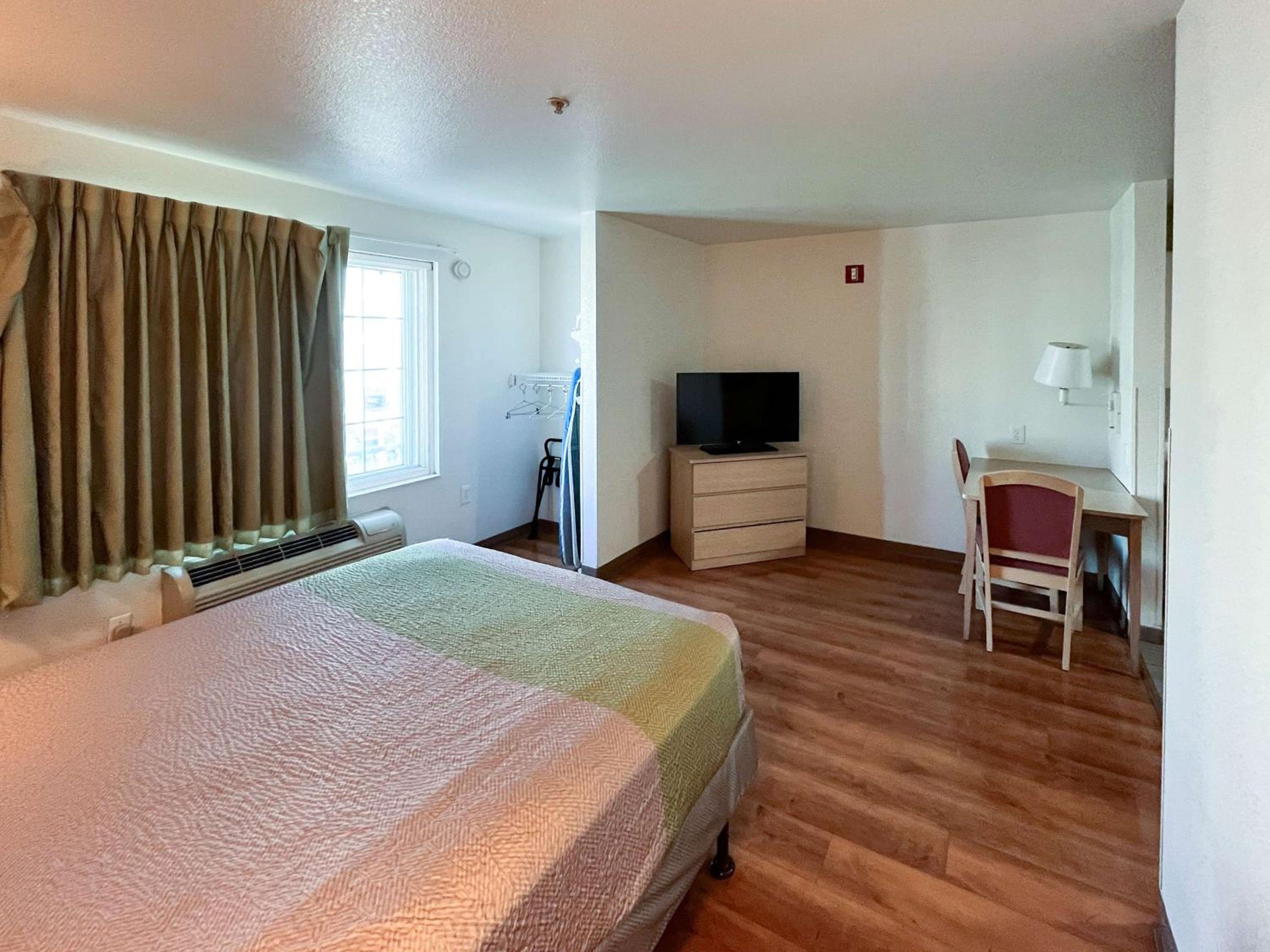 Queen Room - Disability Access - Non-Smoking - Photo 5