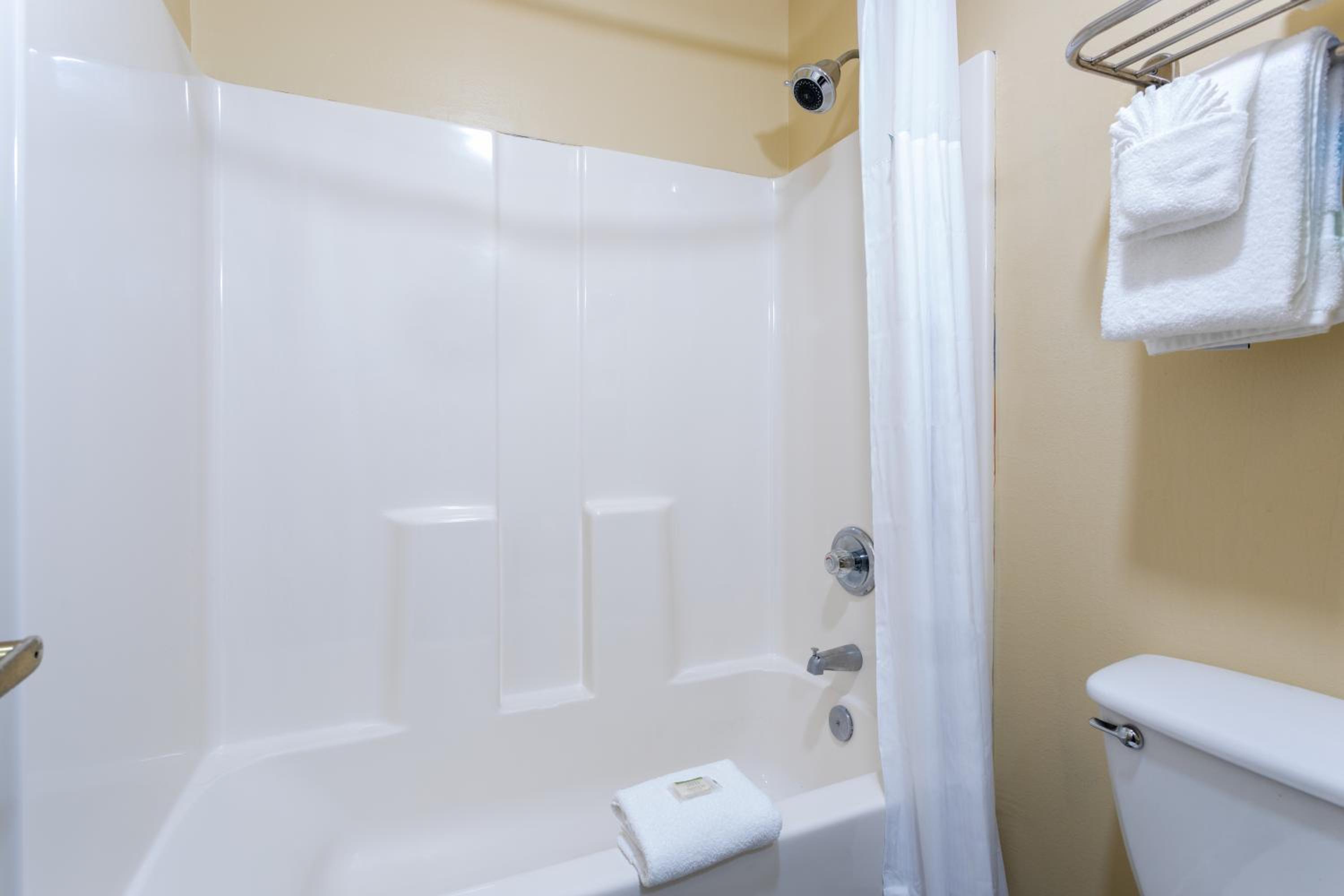 Deluxe King Room with Bath Tub - Mobility/Hearing Accessible - Non-Smoking photo 3