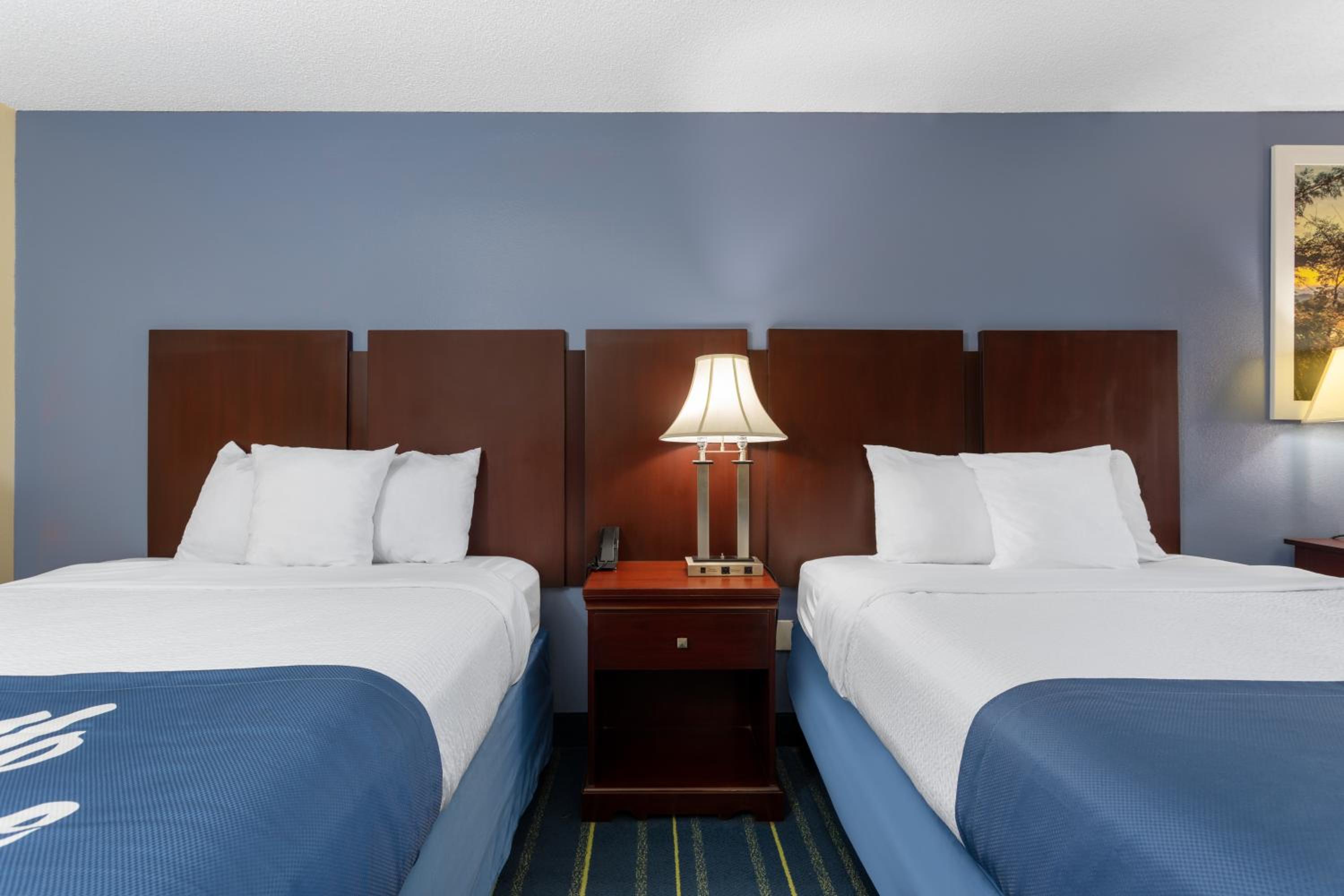 Queen Room with Two Queen Beds - Non-Smoking photo 3