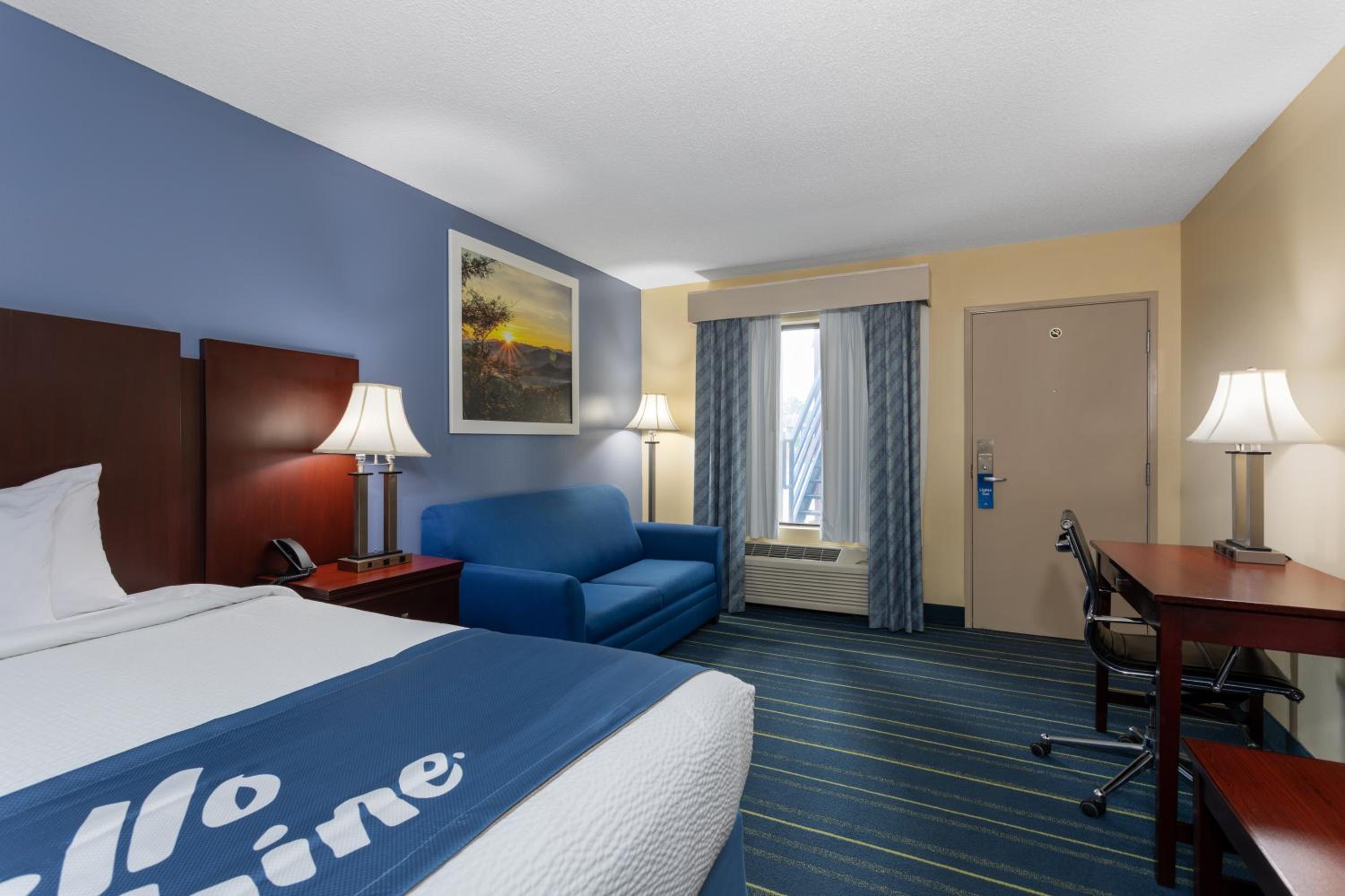 Deluxe King Room with Bath Tub - Mobility/Hearing Accessible - Non-Smoking photo 2